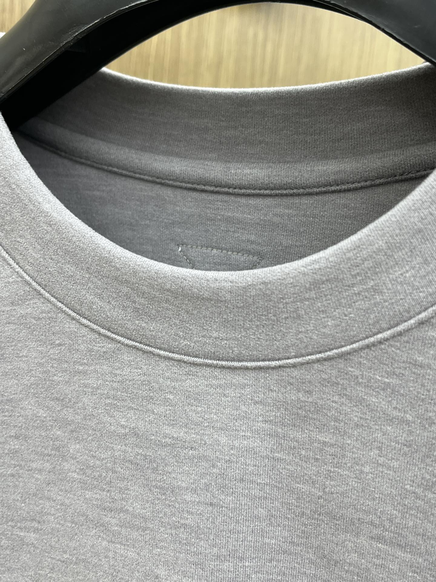 秋冬 PD 🔥秋冬PRADA打底衫 面料选用暖姜天丝德绒 面料细腻柔软上身舒适 简约时尚 适配商务、休闲