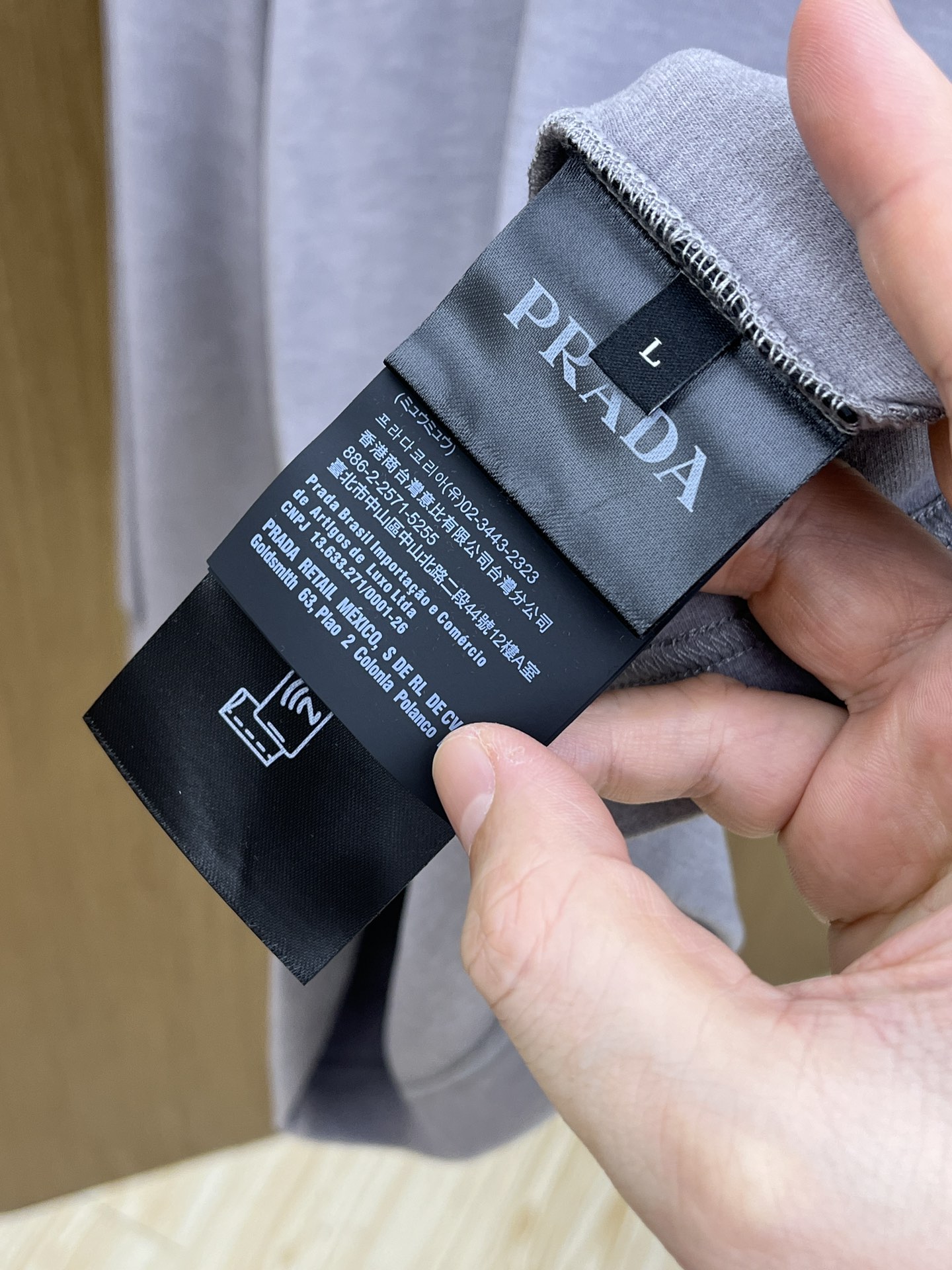 秋冬 PD 🔥秋冬PRADA打底衫 面料选用暖姜天丝德绒 面料细腻柔软上身舒适 简约时尚 适配商务、休闲