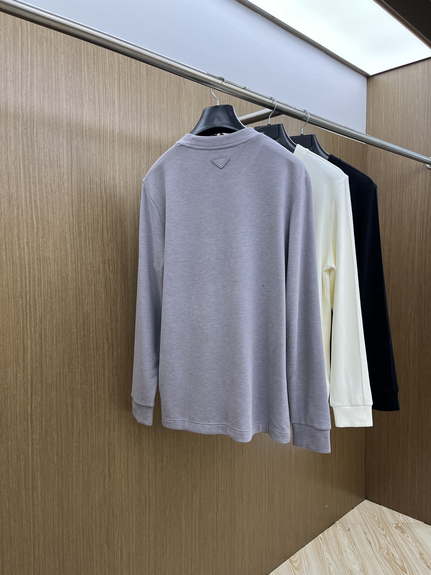 秋冬 PD 🔥秋冬PRADA打底衫 面料选用暖姜天丝德绒 面料细腻柔软上身舒适 简约时尚 适配商务、休闲