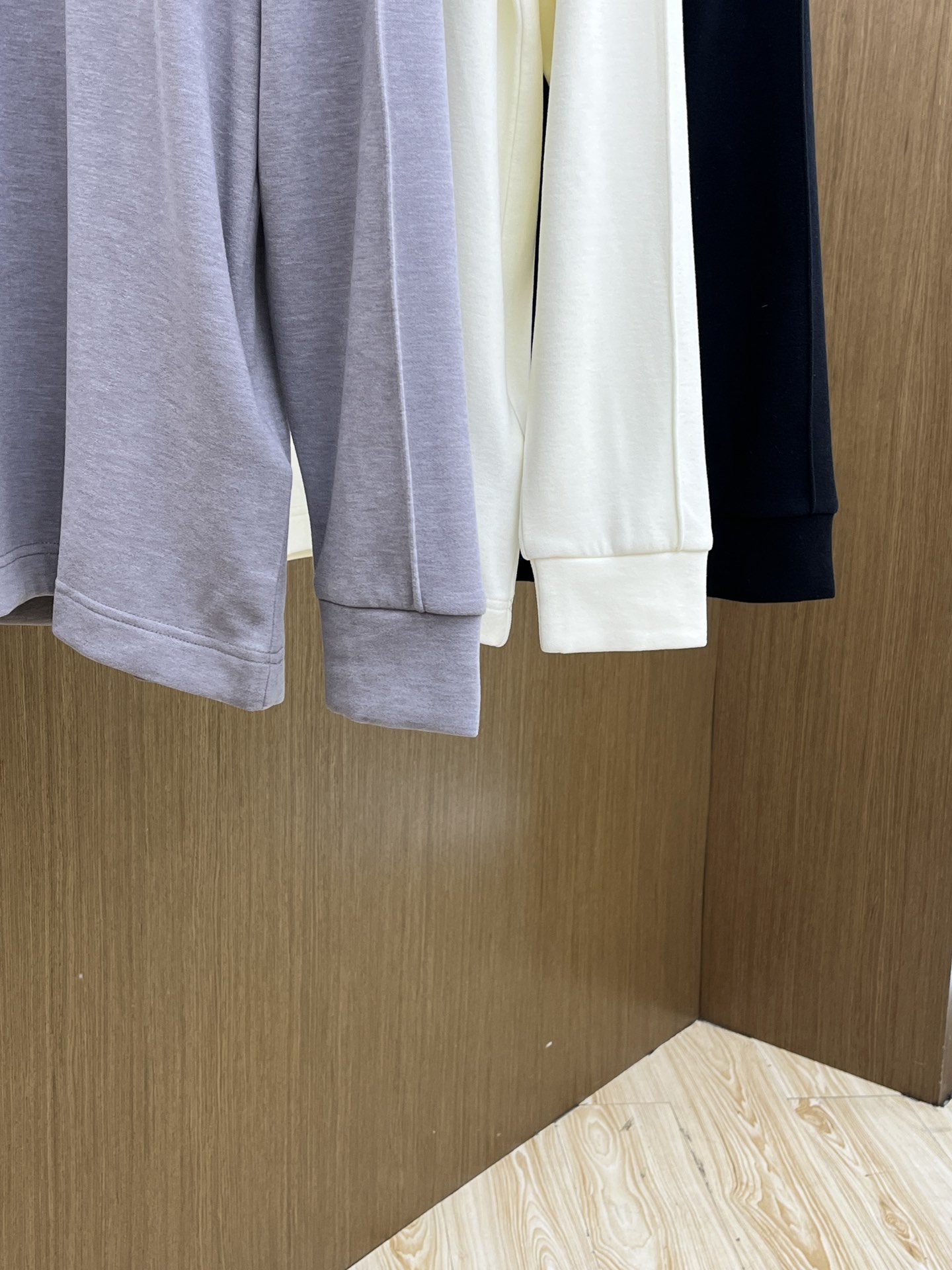 秋冬 PD 🔥秋冬PRADA打底衫 面料选用暖姜天丝德绒 面料细腻柔软上身舒适 简约时尚 适配商务、休闲