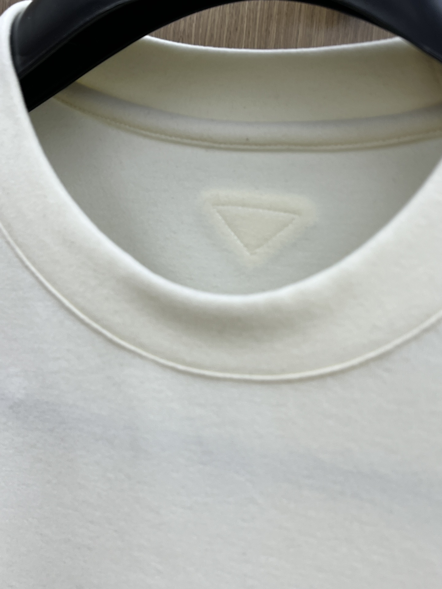 秋冬 PD 🔥秋冬PRADA打底衫 面料选用暖姜天丝德绒 面料细腻柔软上身舒适 简约时尚 适配商务、休闲