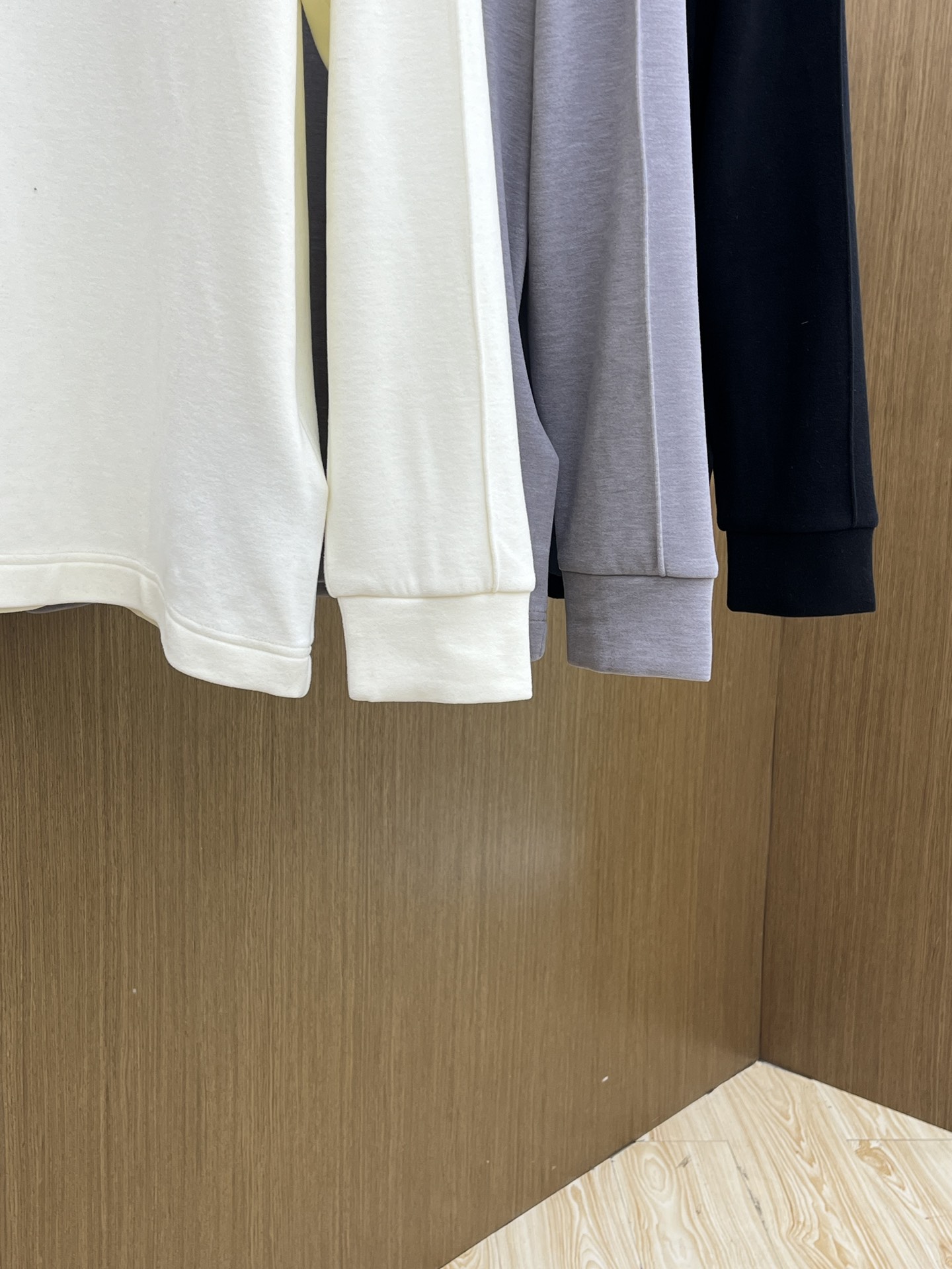 秋冬 PD 🔥秋冬PRADA打底衫 面料选用暖姜天丝德绒 面料细腻柔软上身舒适 简约时尚 适配商务、休闲