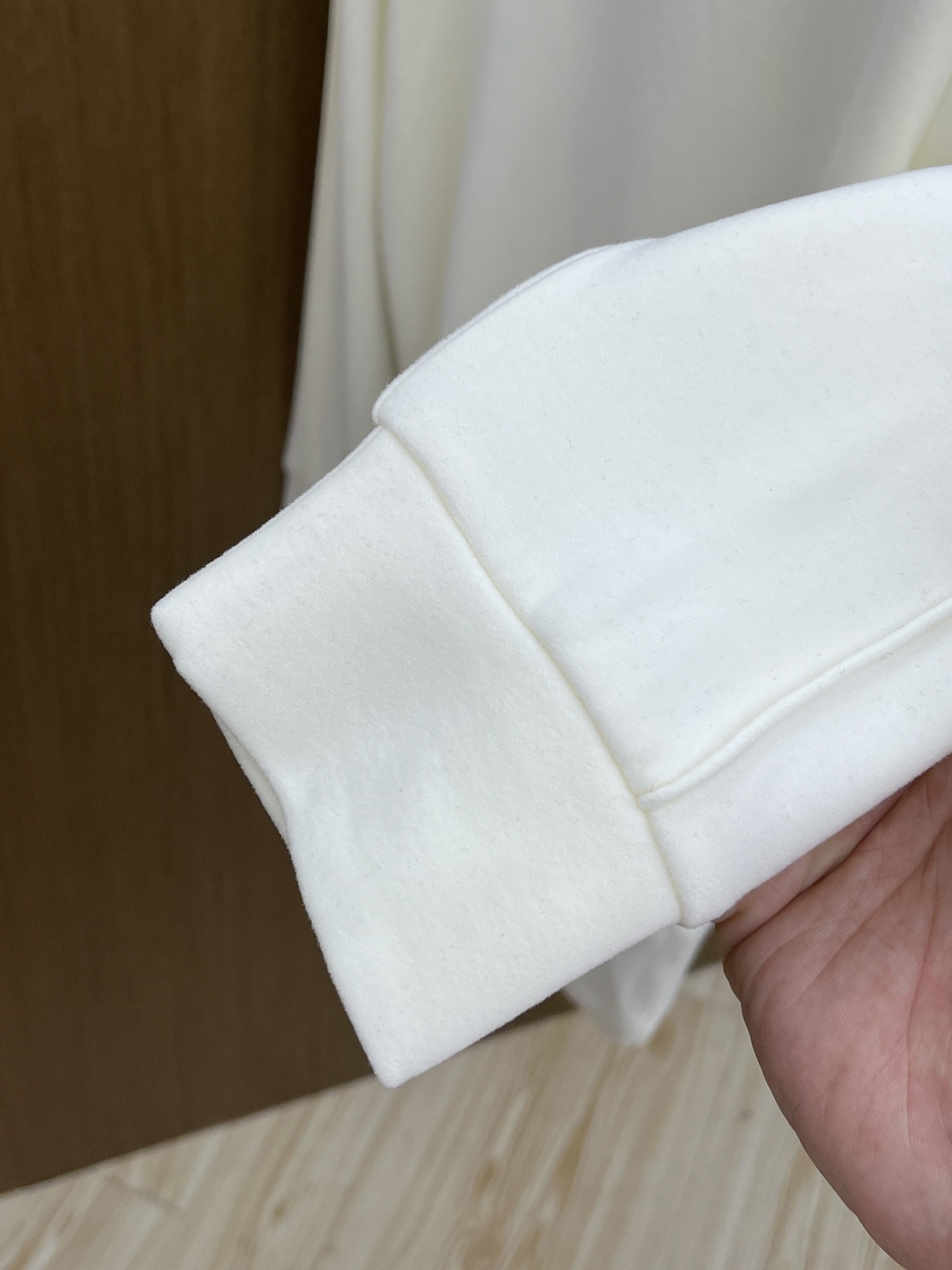 秋冬 PD 🔥秋冬PRADA打底衫 面料选用暖姜天丝德绒 面料细腻柔软上身舒适 简约时尚 适配商务、休闲