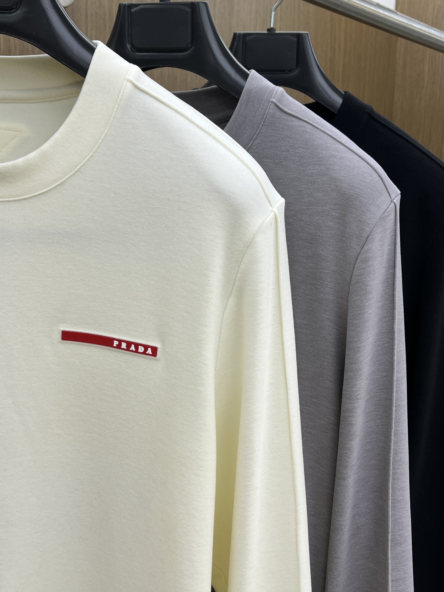 秋冬 PD 🔥秋冬PRADA打底衫 面料选用暖姜天丝德绒 面料细腻柔软上身舒适 简约时尚 适配商务、休闲