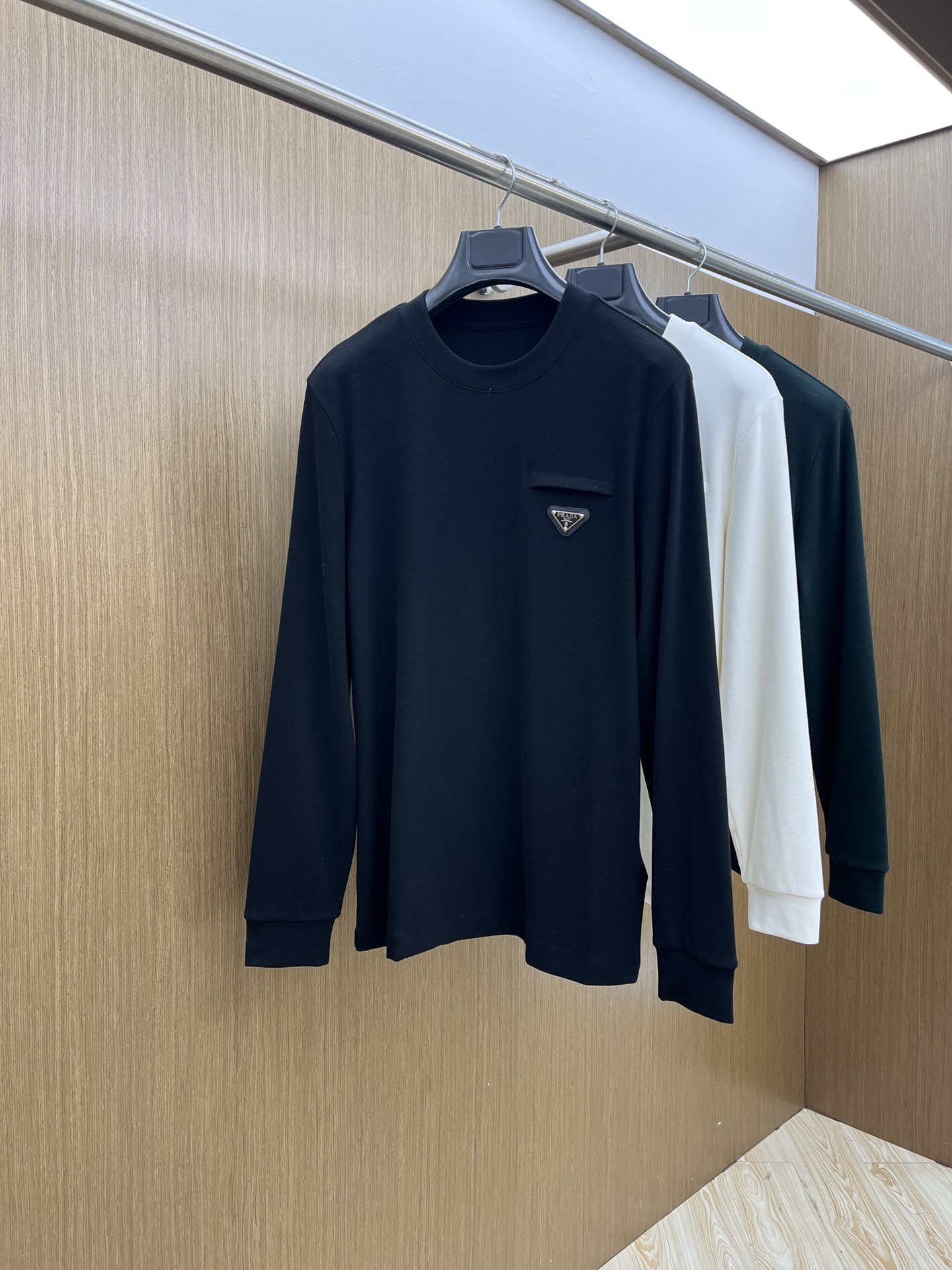 秋冬 PD 🔥秋冬PRADA打底衫 面料选用暖姜天丝德绒 面料细腻柔软上身舒适 简约时尚 适配商务、休闲