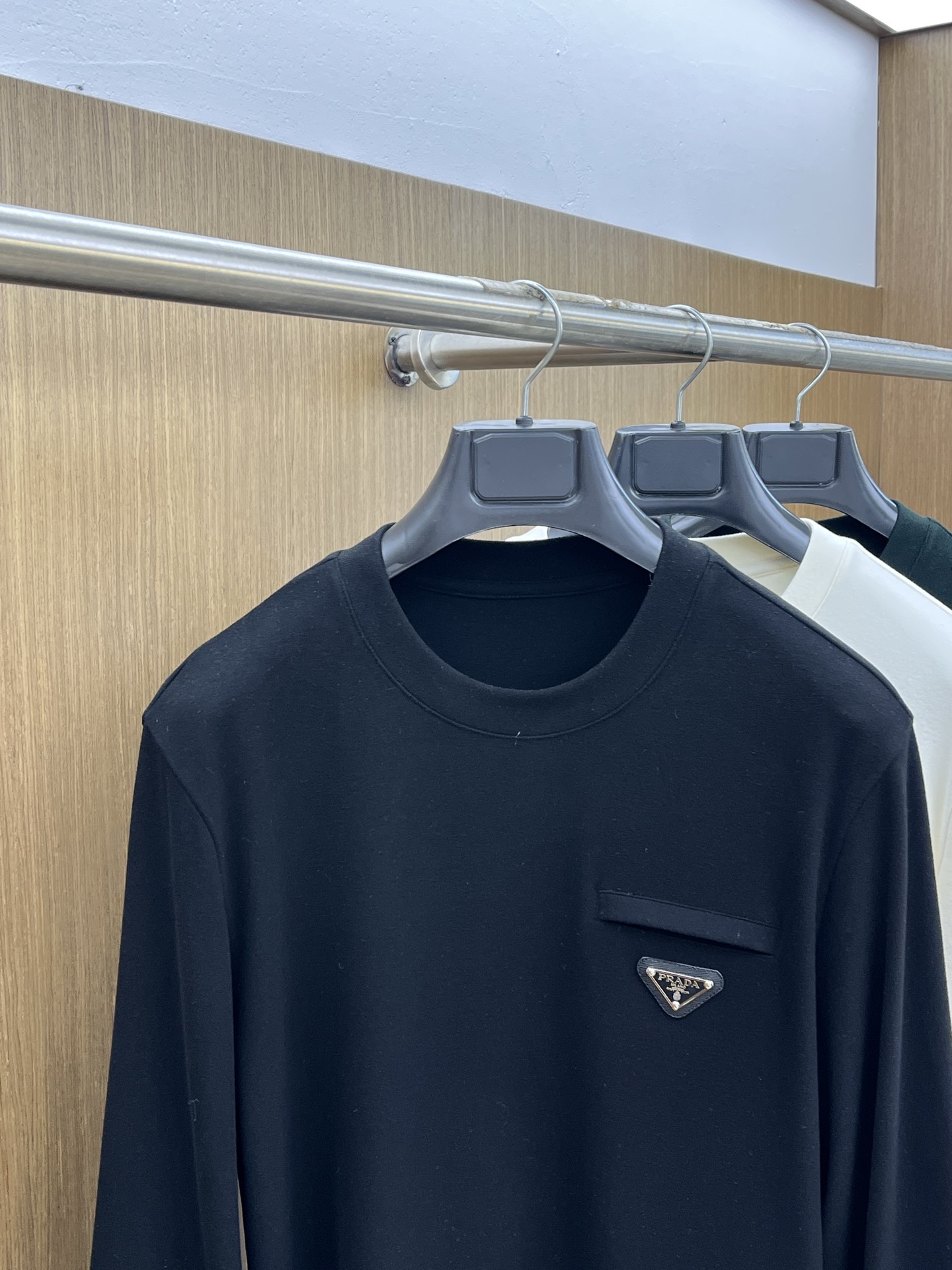 秋冬 PD 🔥秋冬PRADA打底衫 面料选用暖姜天丝德绒 面料细腻柔软上身舒适 简约时尚 适配商务、休闲