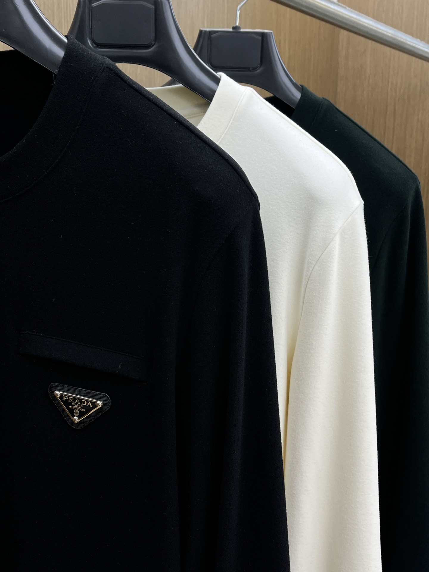 秋冬 PD 🔥秋冬PRADA打底衫 面料选用暖姜天丝德绒 面料细腻柔软上身舒适 简约时尚 适配商务、休闲