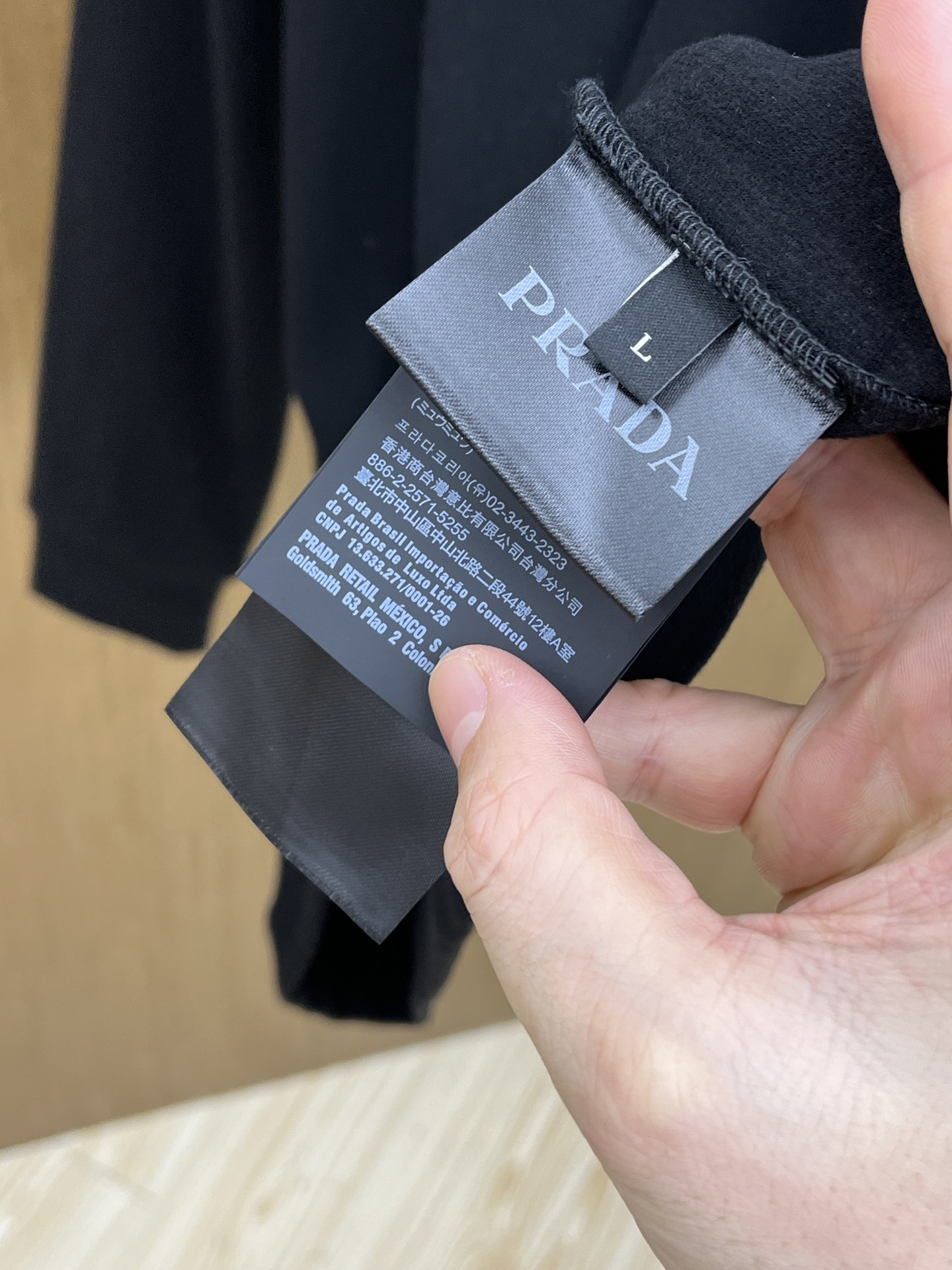 秋冬 PD 🔥秋冬PRADA打底衫 面料选用暖姜天丝德绒 面料细腻柔软上身舒适 简约时尚 适配商务、休闲