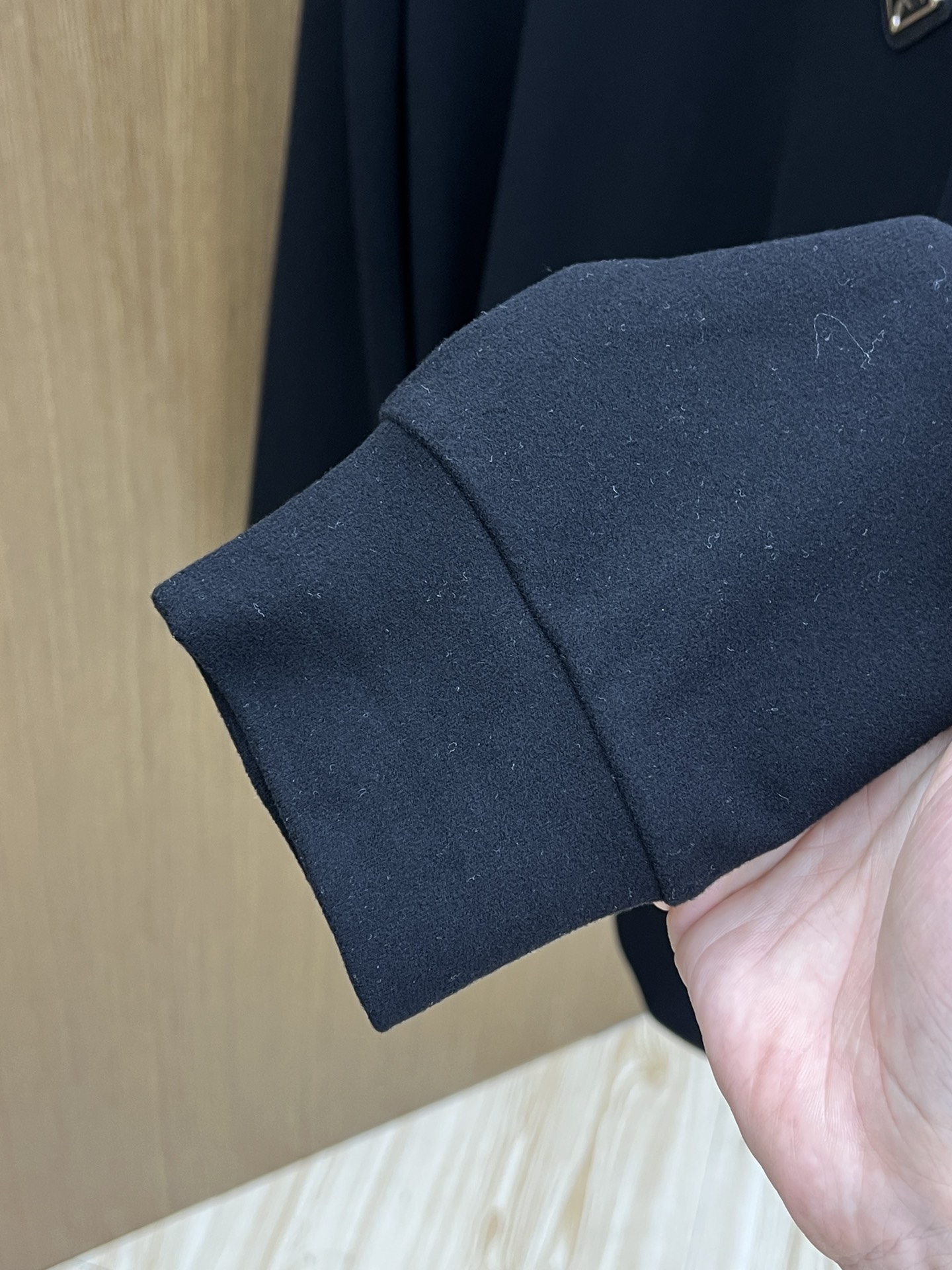 秋冬 PD 🔥秋冬PRADA打底衫 面料选用暖姜天丝德绒 面料细腻柔软上身舒适 简约时尚 适配商务、休闲