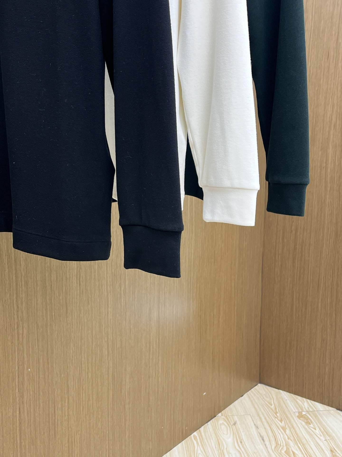 秋冬 PD 🔥秋冬PRADA打底衫 面料选用暖姜天丝德绒 面料细腻柔软上身舒适 简约时尚 适配商务、休闲