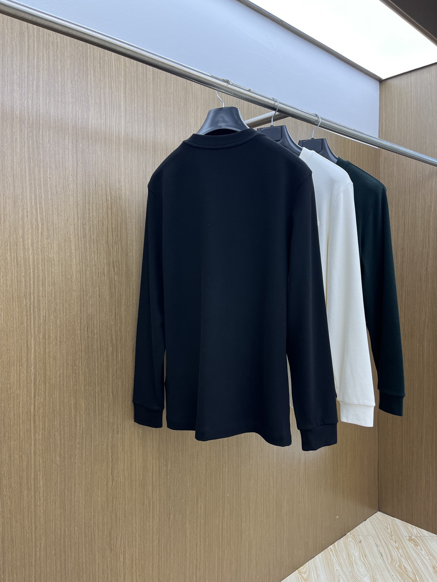 秋冬 PD 🔥秋冬PRADA打底衫 面料选用暖姜天丝德绒 面料细腻柔软上身舒适 简约时尚 适配商务、休闲