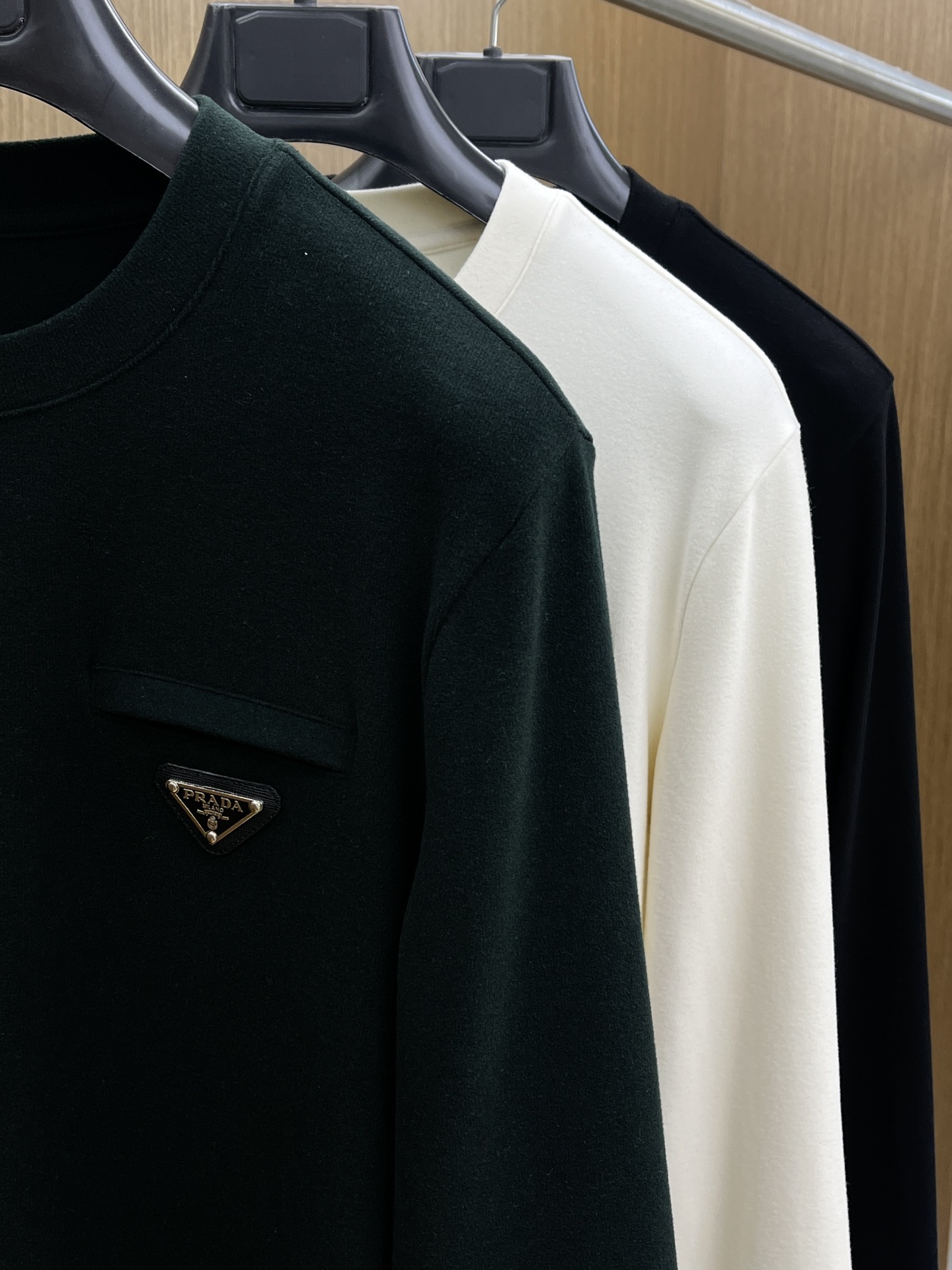 秋冬 PD 🔥秋冬PRADA打底衫 面料选用暖姜天丝德绒 面料细腻柔软上身舒适 简约时尚 适配商务、休闲