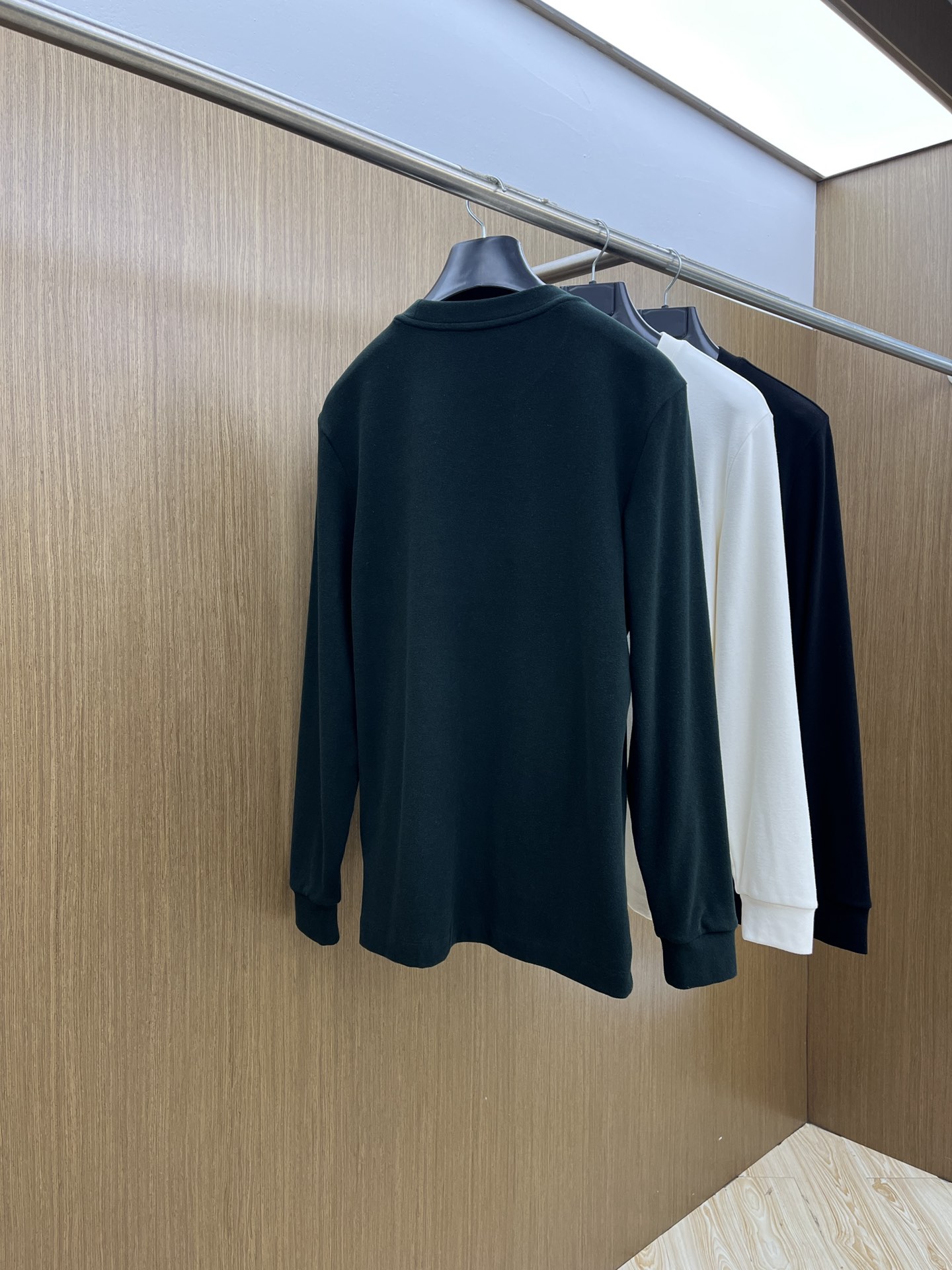 秋冬 PD 🔥秋冬PRADA打底衫 面料选用暖姜天丝德绒 面料细腻柔软上身舒适 简约时尚 适配商务、休闲