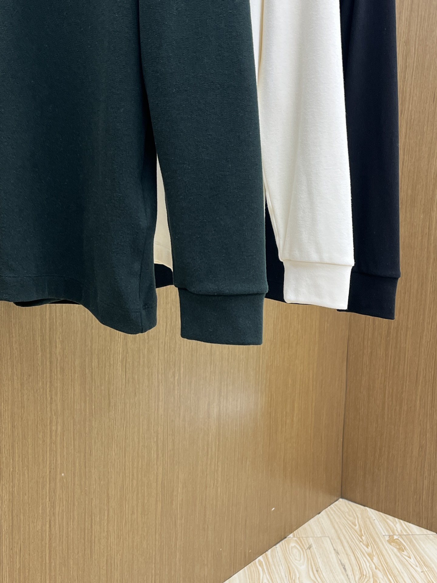 秋冬 PD 🔥秋冬PRADA打底衫 面料选用暖姜天丝德绒 面料细腻柔软上身舒适 简约时尚 适配商务、休闲