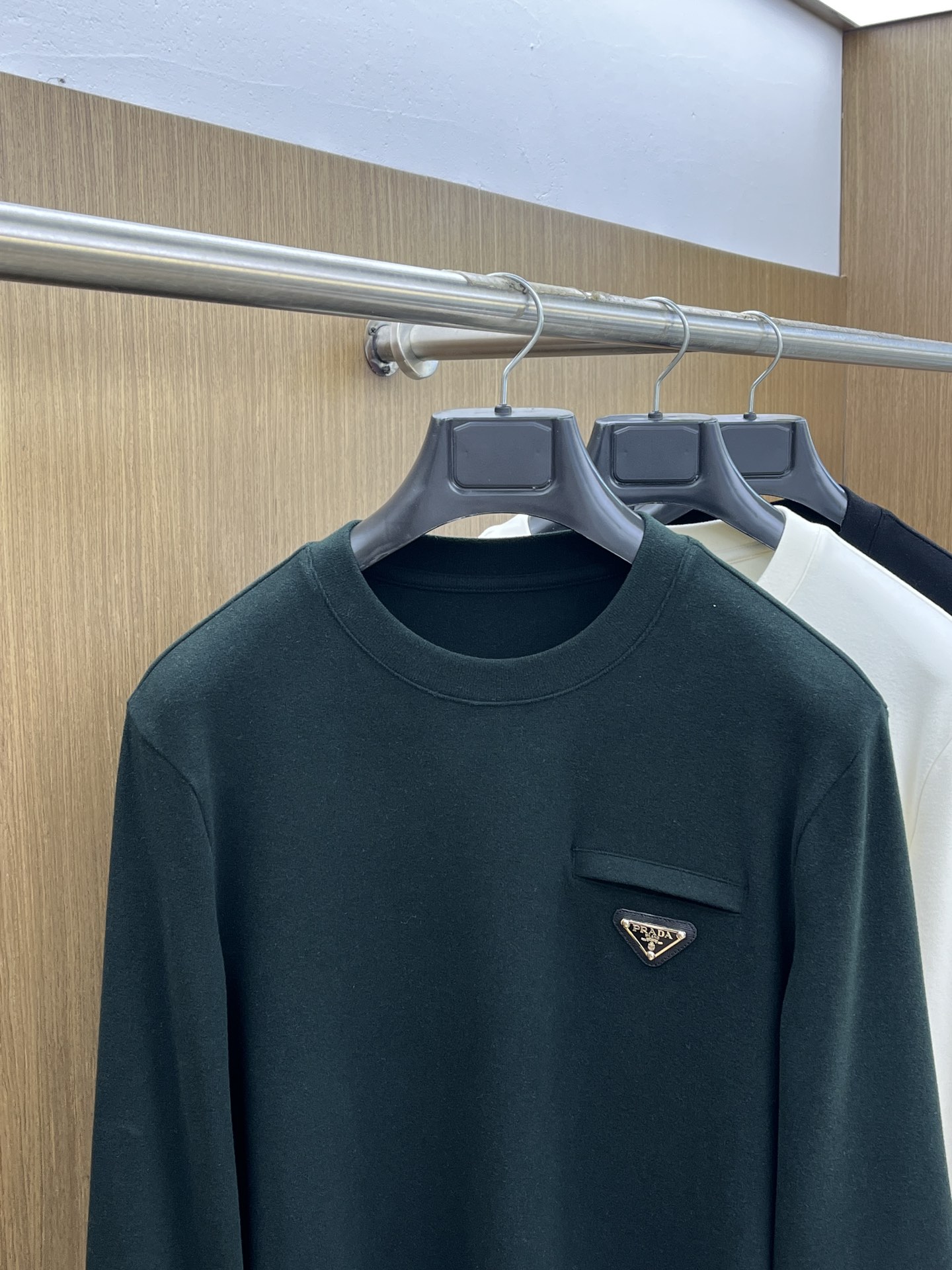 秋冬 PD 🔥秋冬PRADA打底衫 面料选用暖姜天丝德绒 面料细腻柔软上身舒适 简约时尚 适配商务、休闲