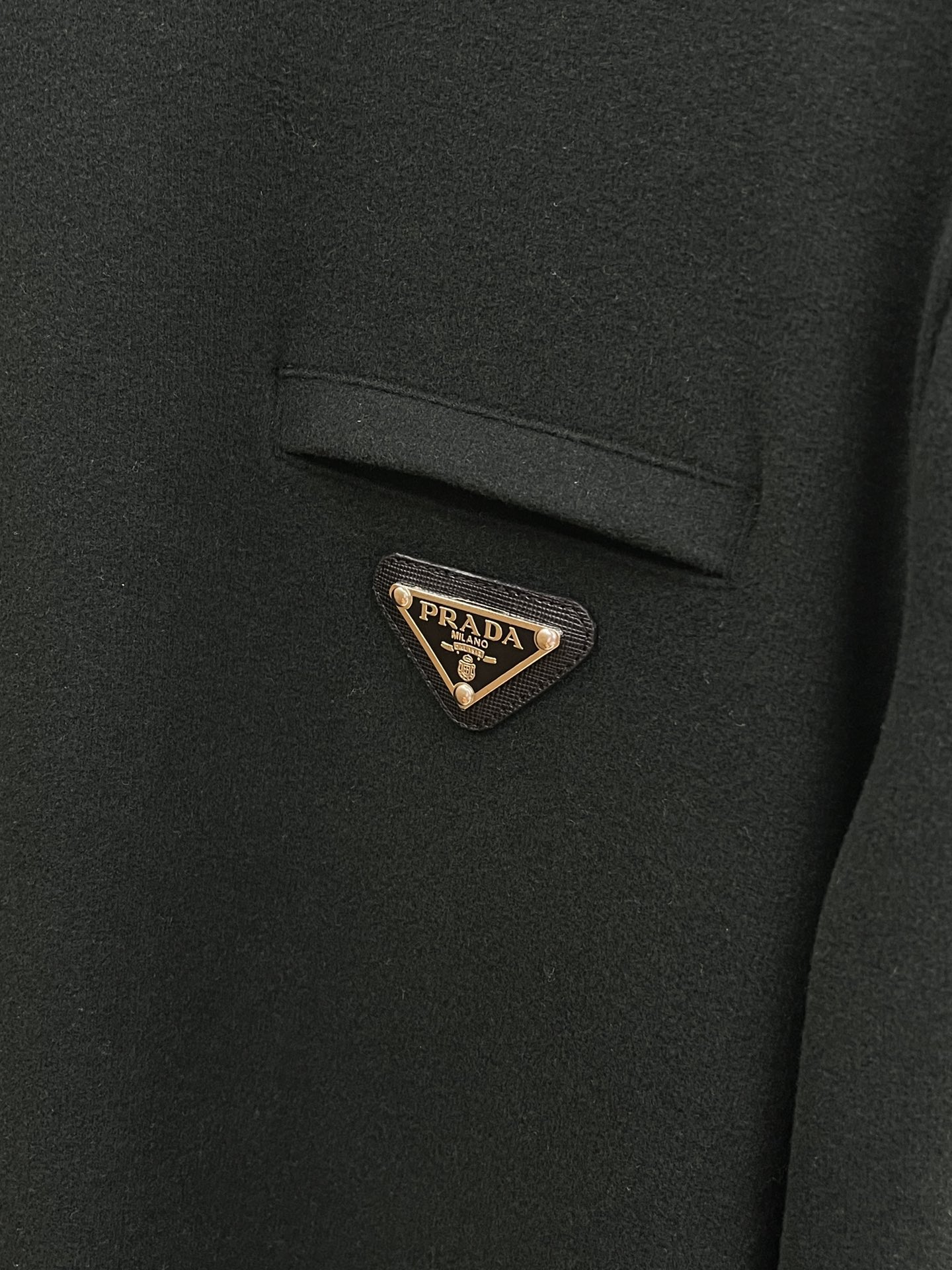 秋冬 PD 🔥秋冬PRADA打底衫 面料选用暖姜天丝德绒 面料细腻柔软上身舒适 简约时尚 适配商务、休闲