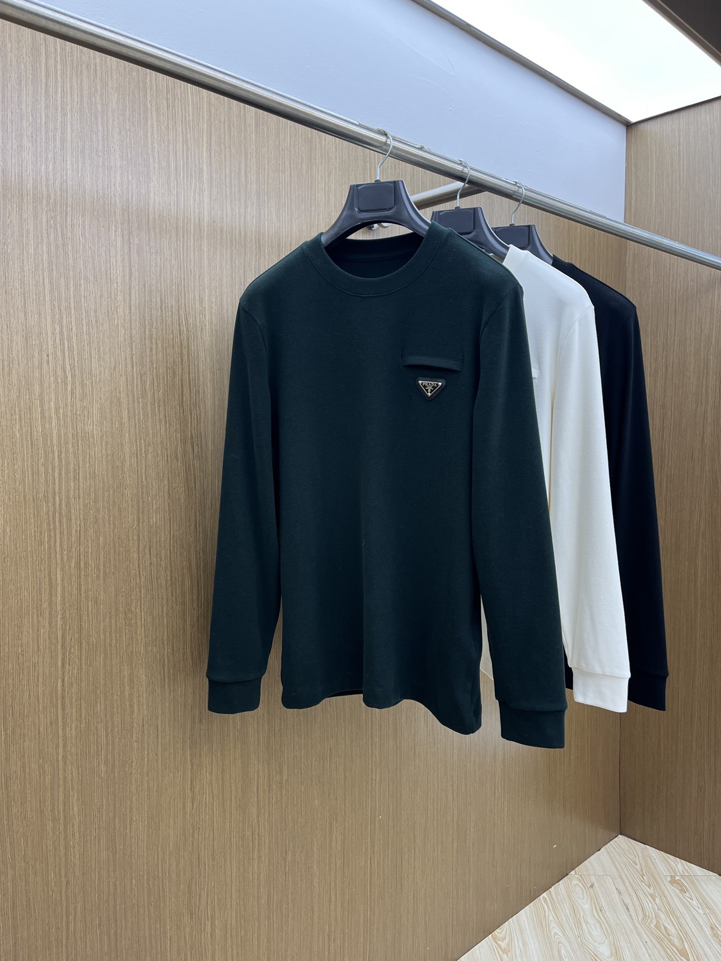 秋冬 PD 🔥秋冬PRADA打底衫 面料选用暖姜天丝德绒 面料细腻柔软上身舒适 简约时尚 适配商务、休闲