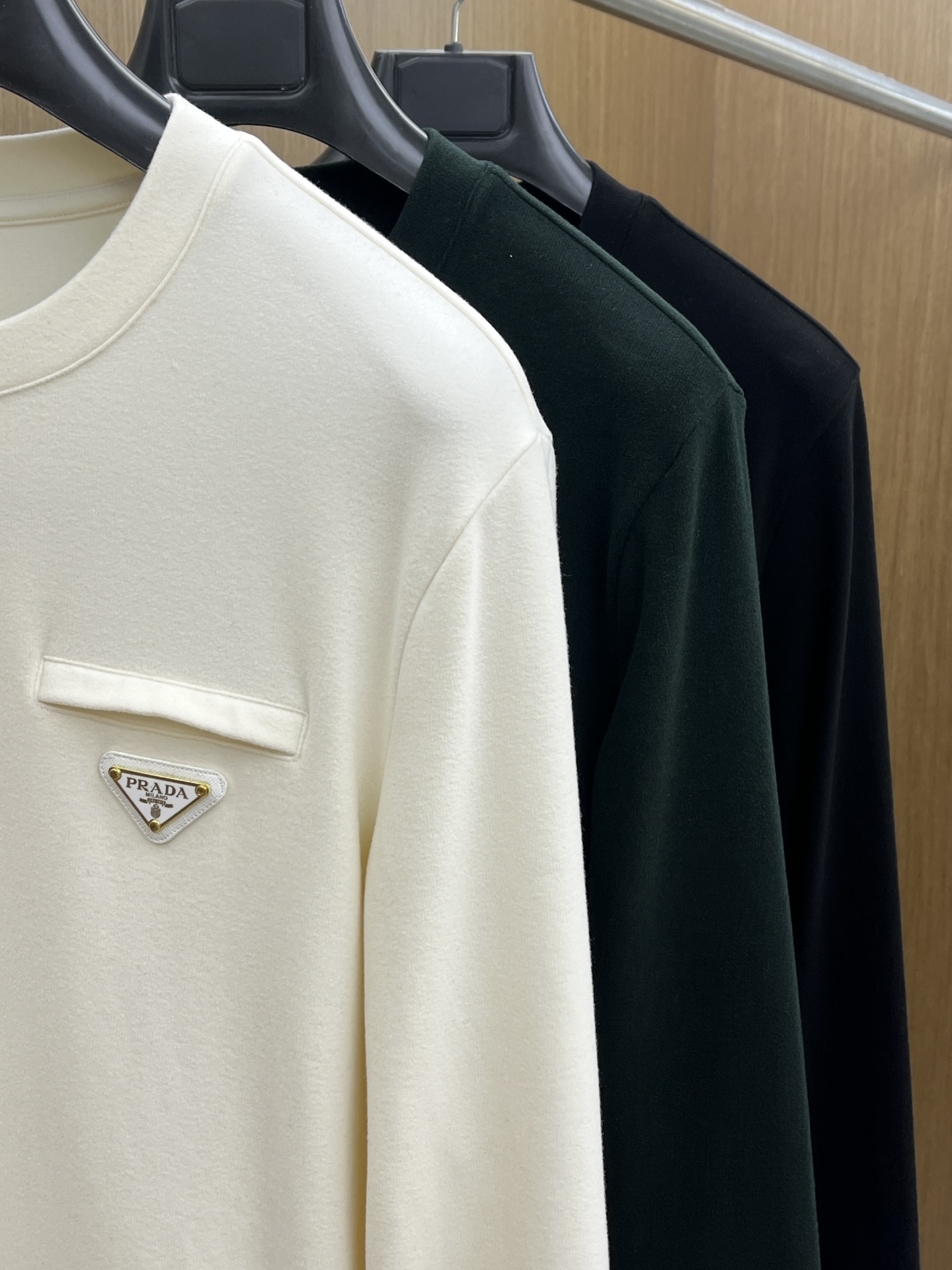 秋冬 PD 🔥秋冬PRADA打底衫 面料选用暖姜天丝德绒 面料细腻柔软上身舒适 简约时尚 适配商务、休闲