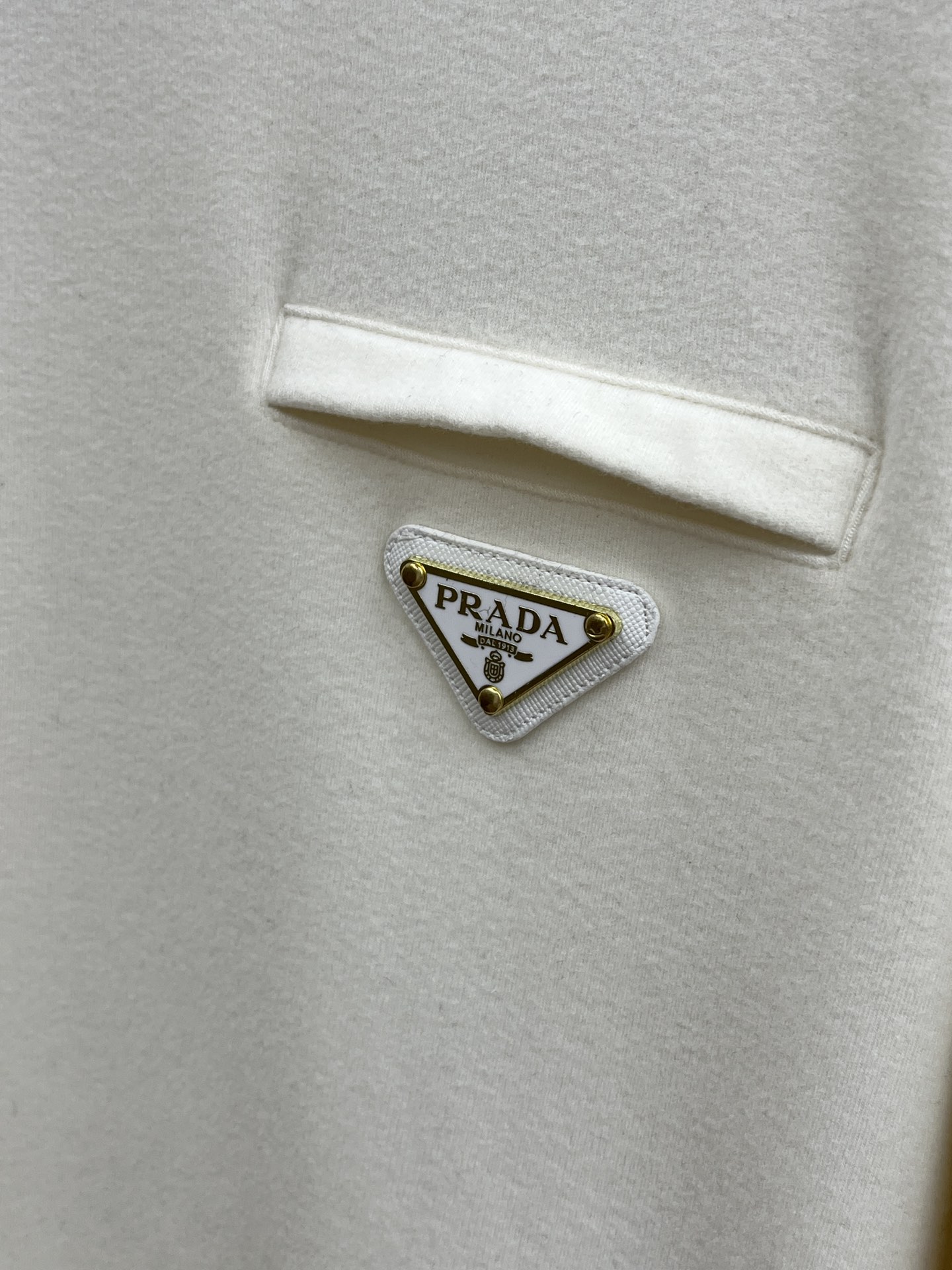 秋冬 PD 🔥秋冬PRADA打底衫 面料选用暖姜天丝德绒 面料细腻柔软上身舒适 简约时尚 适配商务、休闲