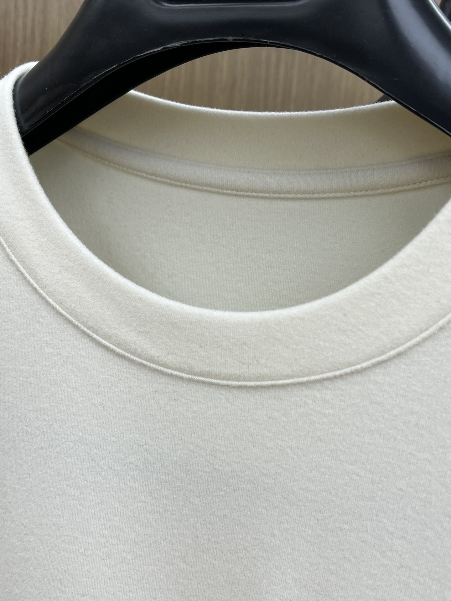 秋冬 PD 🔥秋冬PRADA打底衫 面料选用暖姜天丝德绒 面料细腻柔软上身舒适 简约时尚 适配商务、休闲