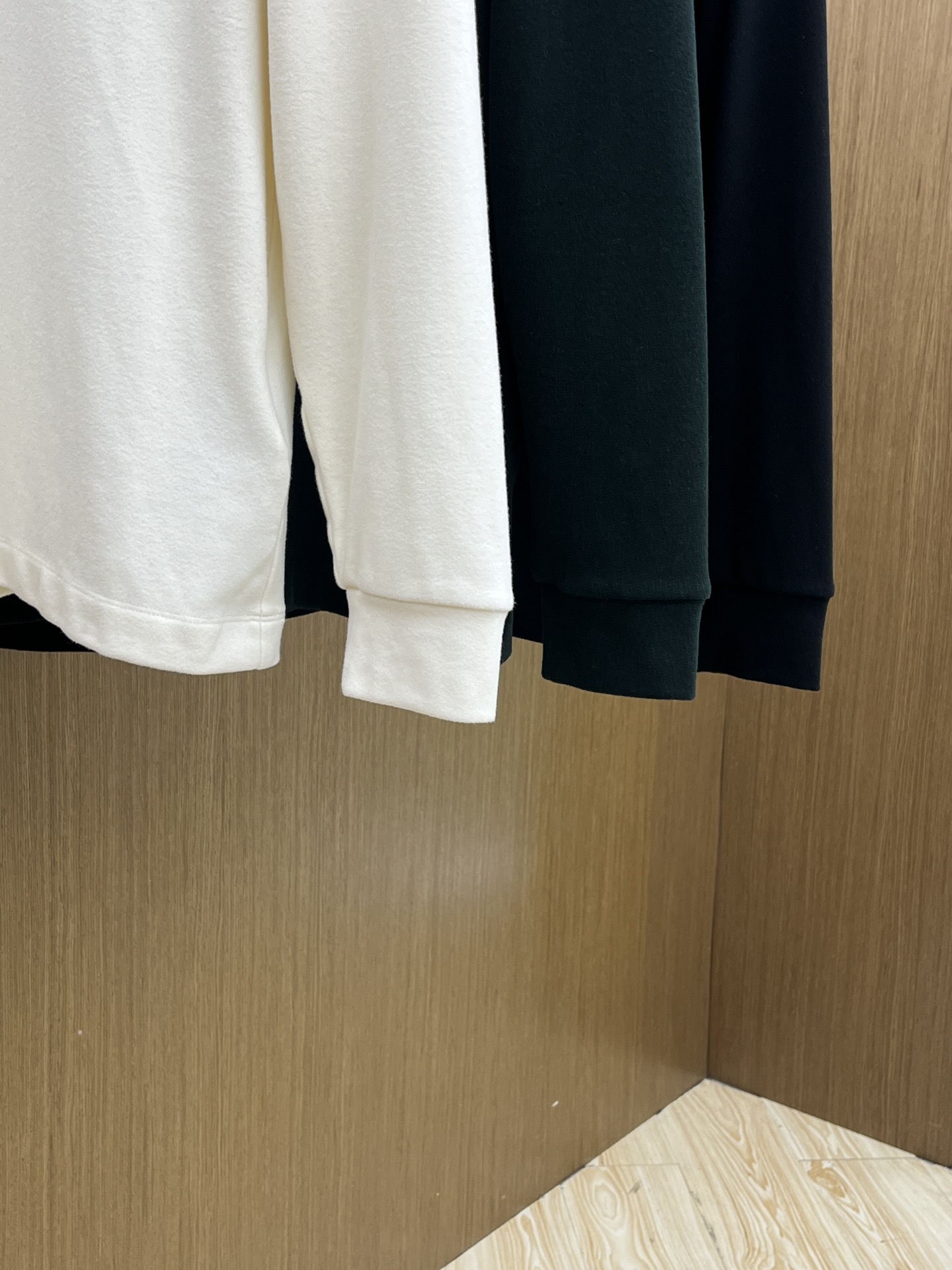 秋冬 PD 🔥秋冬PRADA打底衫 面料选用暖姜天丝德绒 面料细腻柔软上身舒适 简约时尚 适配商务、休闲