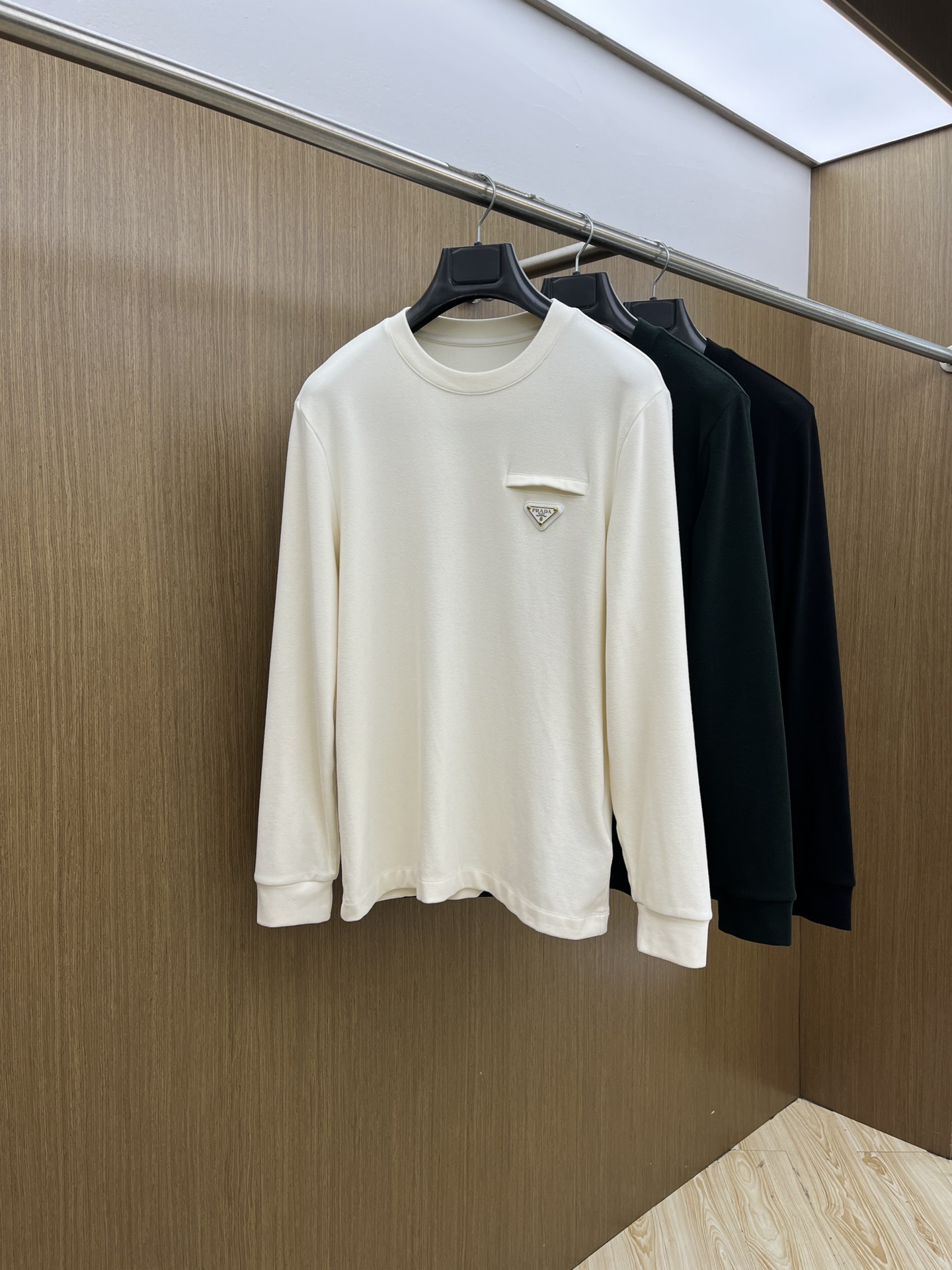 秋冬 PD 🔥秋冬PRADA打底衫 面料选用暖姜天丝德绒 面料细腻柔软上身舒适 简约时尚 适配商务、休闲