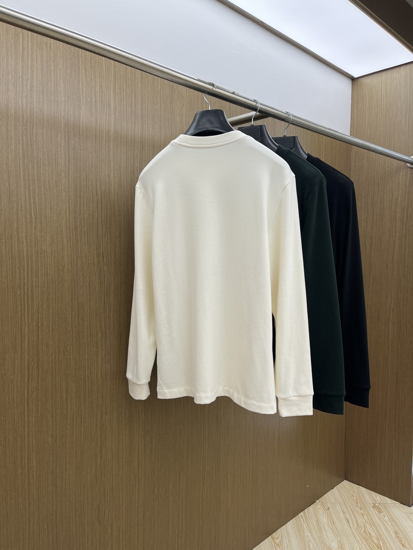 秋冬 PD 🔥秋冬PRADA打底衫 面料选用暖姜天丝德绒 面料细腻柔软上身舒适 简约时尚 适配商务、休闲