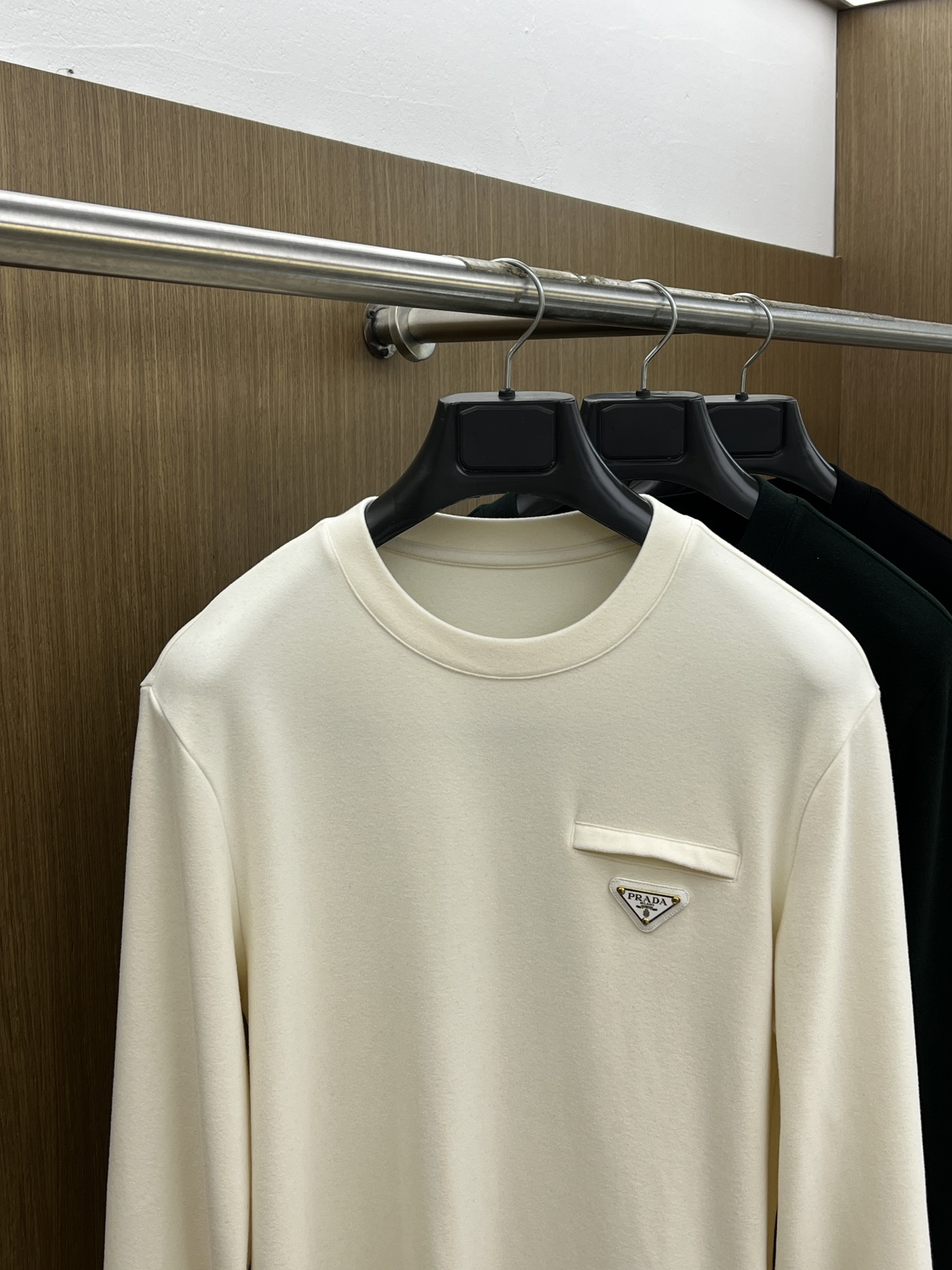 秋冬 PD 🔥秋冬PRADA打底衫 面料选用暖姜天丝德绒 面料细腻柔软上身舒适 简约时尚 适配商务、休闲