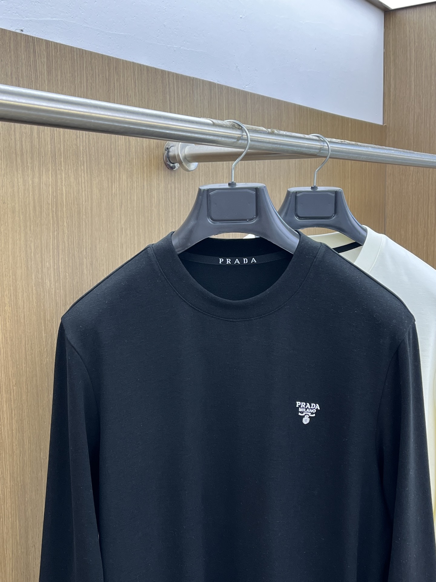 秋冬 PD 🔥秋冬PRADA打底衫 面料选用暖姜天丝德绒 面料细腻柔软上身舒适 简约时尚 适配商务、休闲