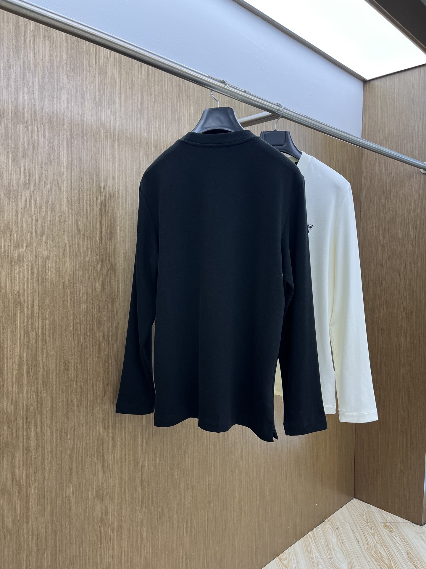 秋冬 PD 🔥秋冬PRADA打底衫 面料选用暖姜天丝德绒 面料细腻柔软上身舒适 简约时尚 适配商务、休闲