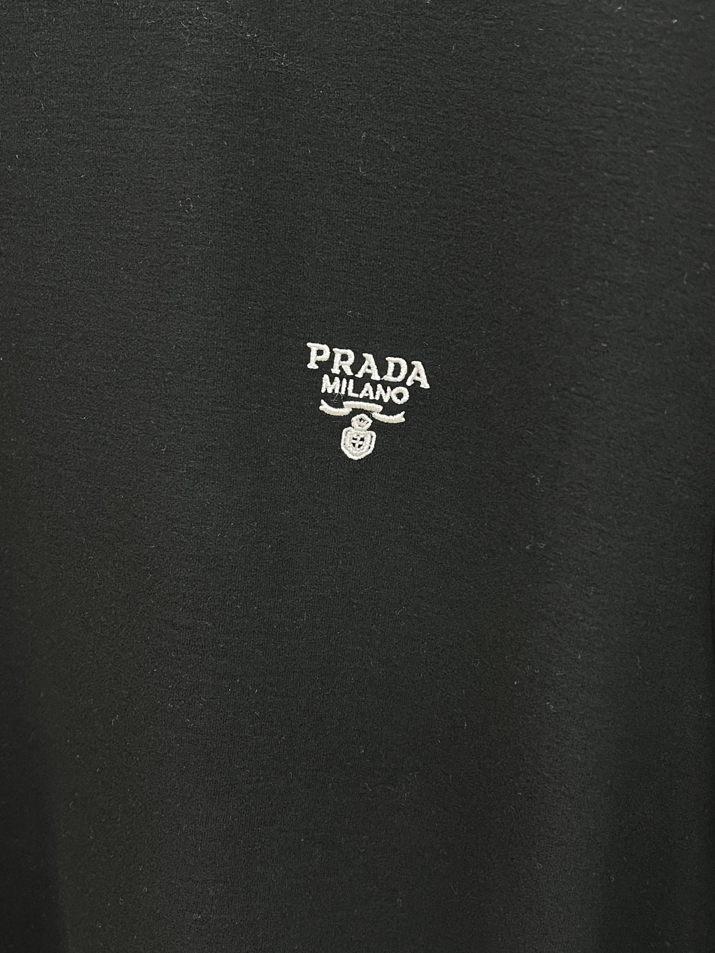 秋冬 PD 🔥秋冬PRADA打底衫 面料选用暖姜天丝德绒 面料细腻柔软上身舒适 简约时尚 适配商务、休闲