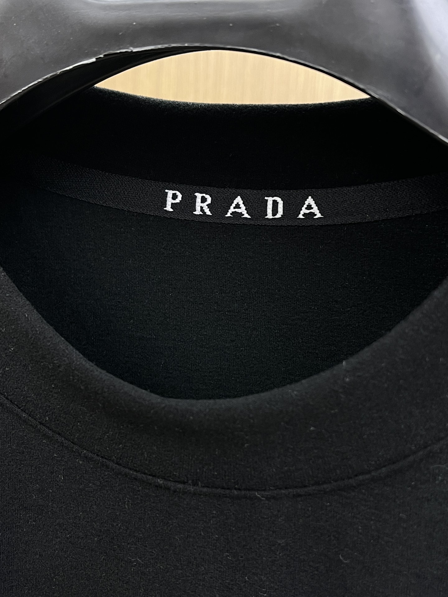 秋冬 PD 🔥秋冬PRADA打底衫 面料选用暖姜天丝德绒 面料细腻柔软上身舒适 简约时尚 适配商务、休闲