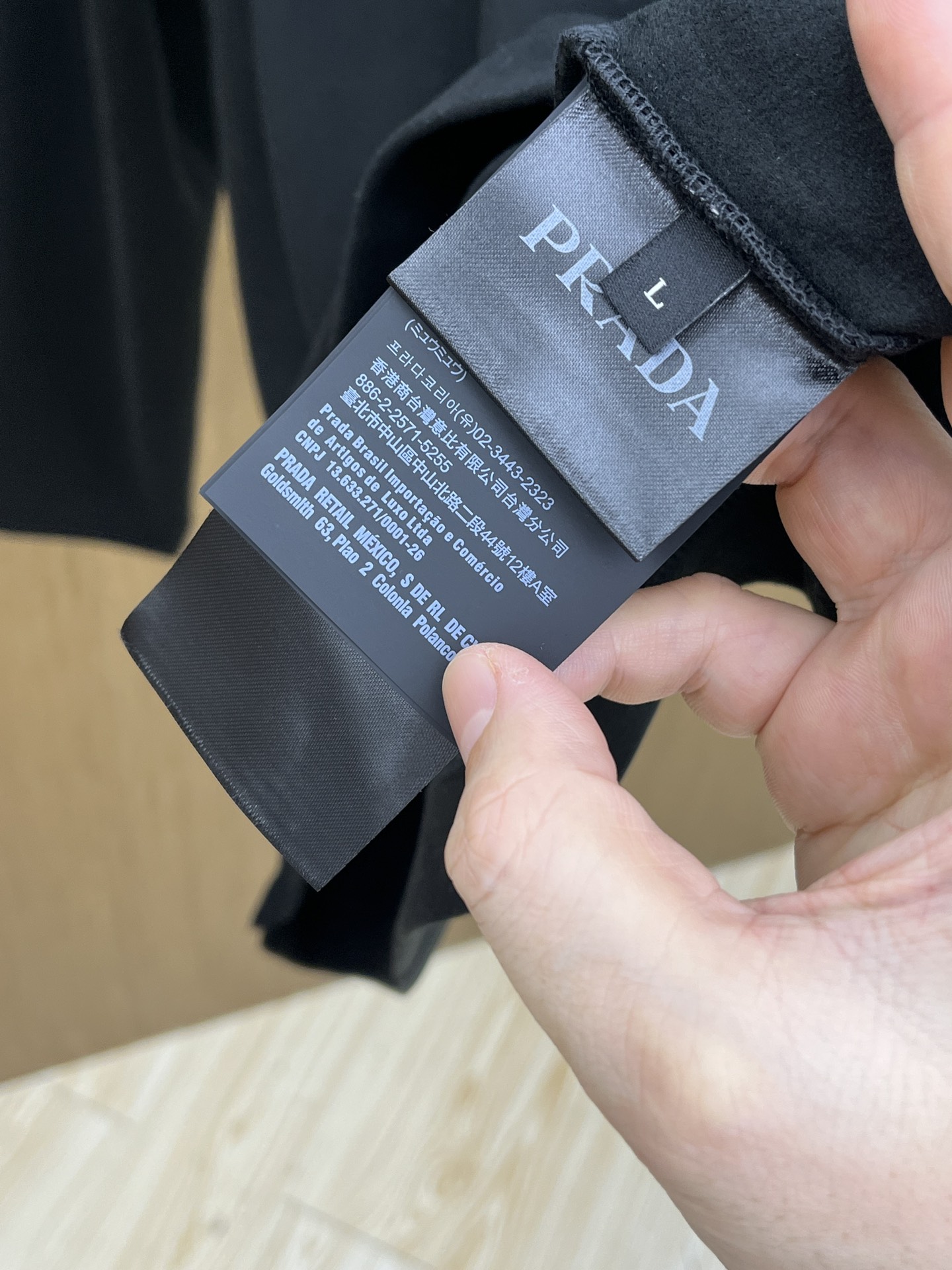 秋冬 PD 🔥秋冬PRADA打底衫 面料选用暖姜天丝德绒 面料细腻柔软上身舒适 简约时尚 适配商务、休闲