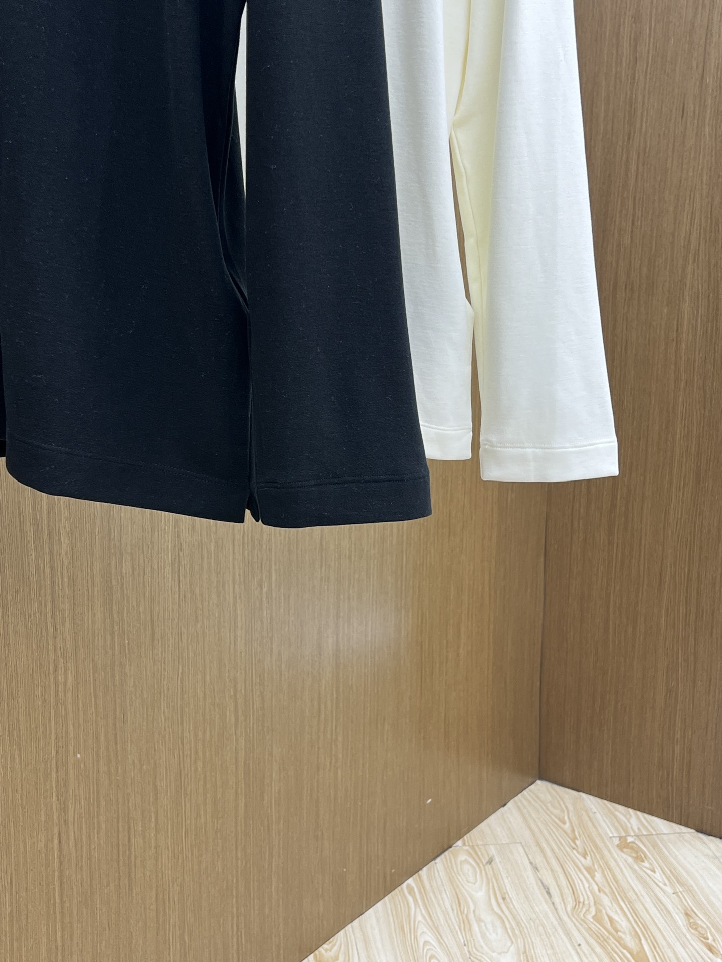 秋冬 PD 🔥秋冬PRADA打底衫 面料选用暖姜天丝德绒 面料细腻柔软上身舒适 简约时尚 适配商务、休闲