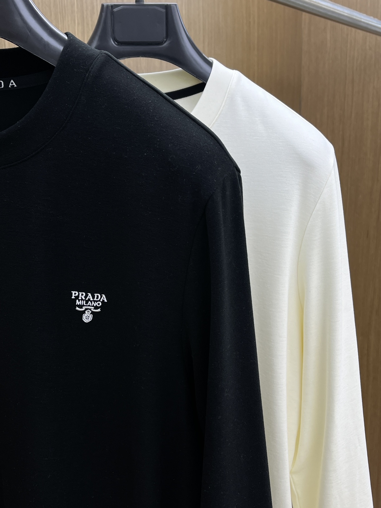 秋冬 PD 🔥秋冬PRADA打底衫 面料选用暖姜天丝德绒 面料细腻柔软上身舒适 简约时尚 适配商务、休闲