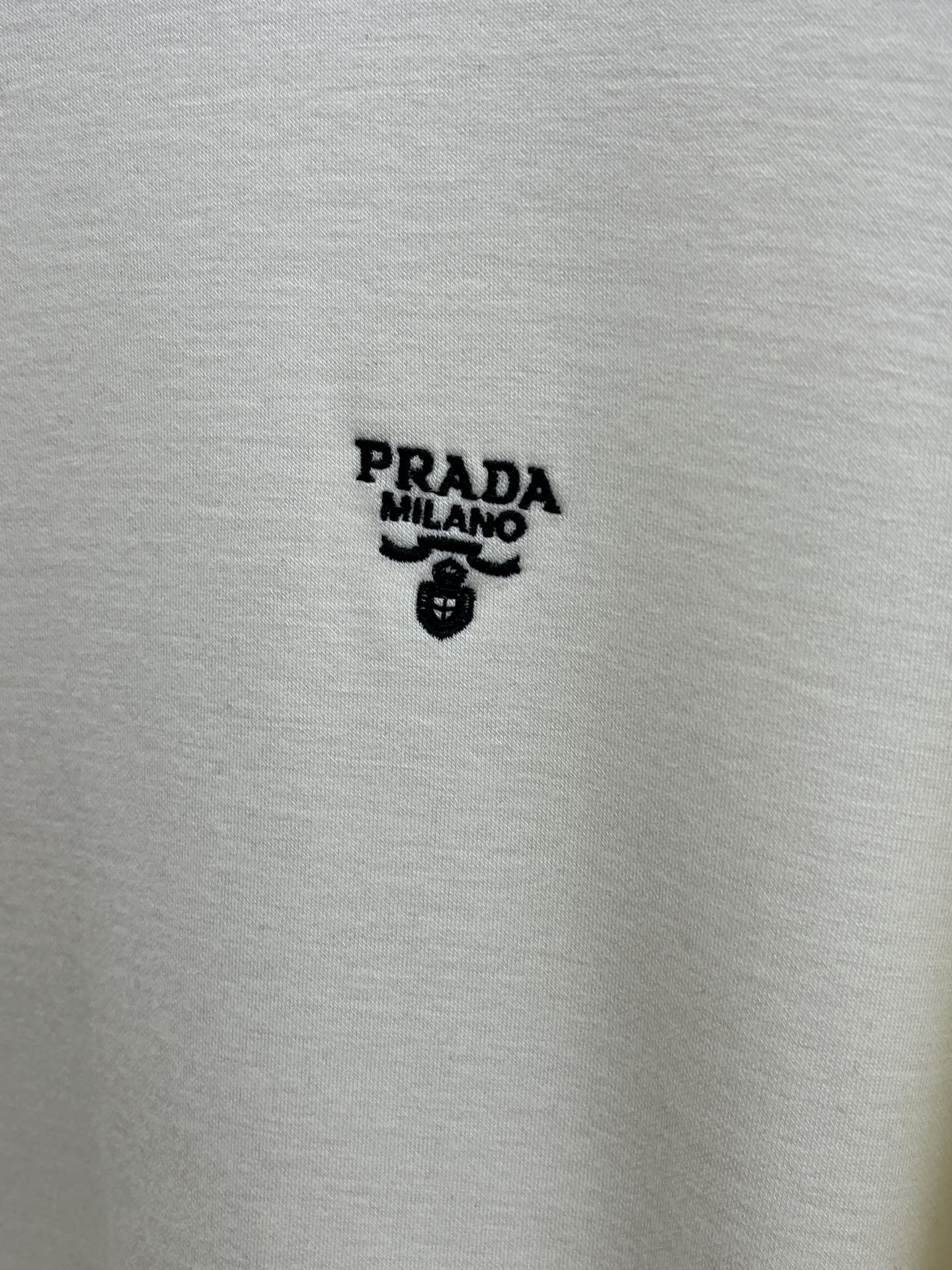 秋冬 PD 🔥秋冬PRADA打底衫 面料选用暖姜天丝德绒 面料细腻柔软上身舒适 简约时尚 适配商务、休闲