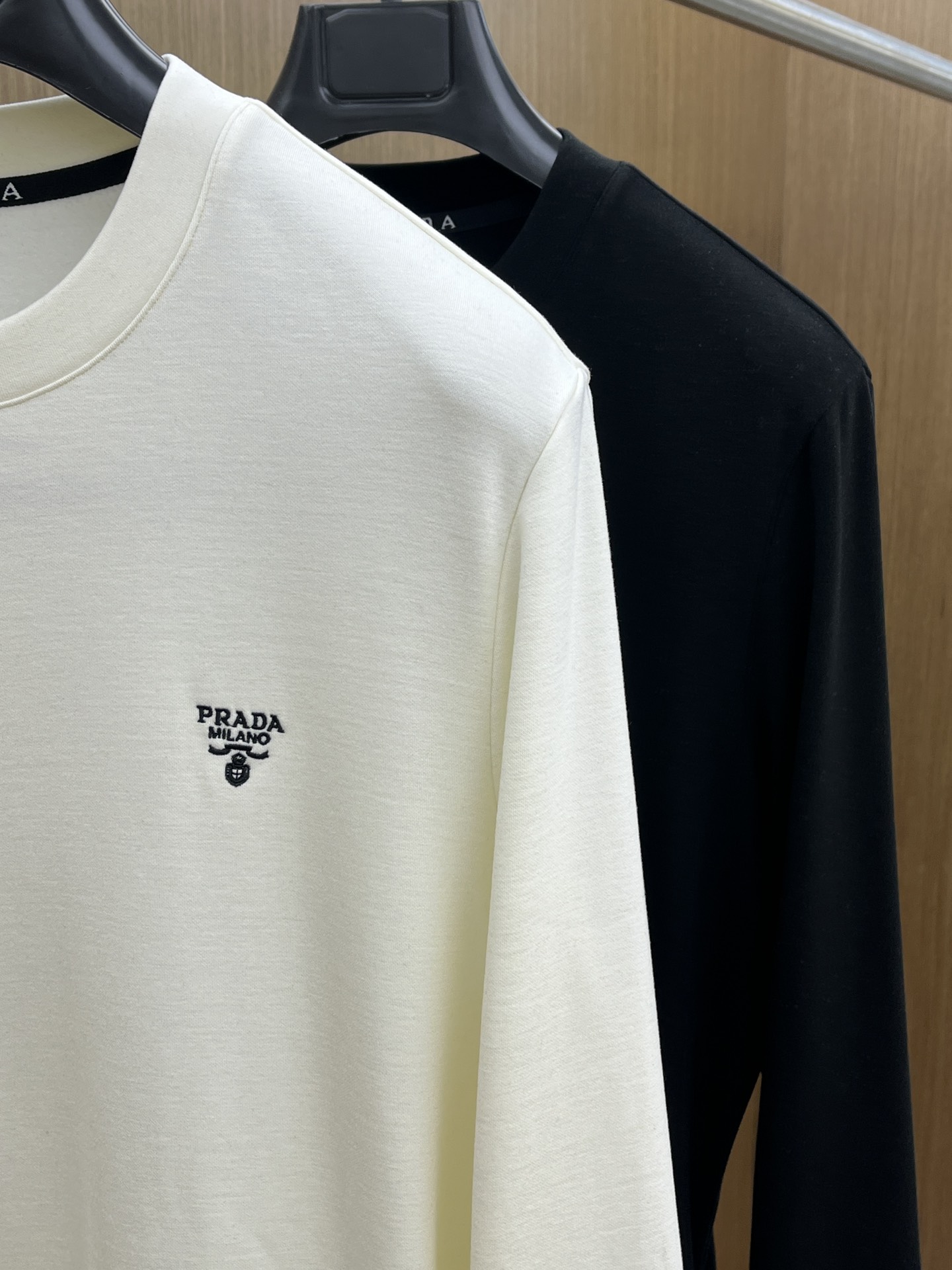 秋冬 PD 🔥秋冬PRADA打底衫 面料选用暖姜天丝德绒 面料细腻柔软上身舒适 简约时尚 适配商务、休闲