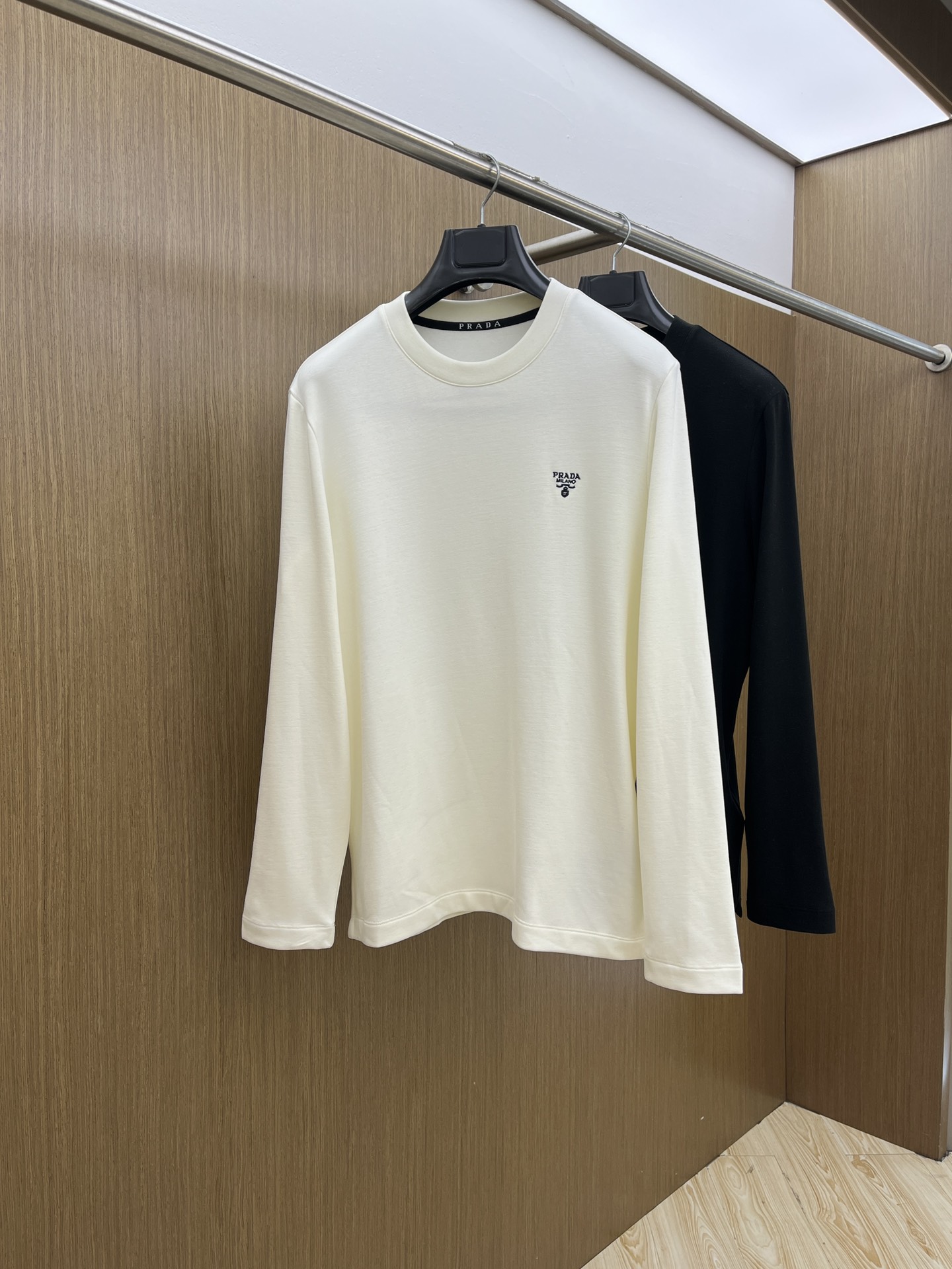 NO:514005,Autumn and Winter PD Autumn and Winter PRADA base shirt The fabric is made of warm ginger velvet. The fabric is delicate, soft and comfortable on the upper body. Simple and fashionable. It is suitable for business, casual and other occasions. Fjj code number 48-56, prada, alexander wang19860909秋冬 PD 秋冬PRADA打底衫 面料选用暖姜天丝德绒 面料细腻柔软上身舒适 简约时尚 适配商务、休闲等多种场合 fjj码数48-56,,prada,alexander wang,Men's clothing