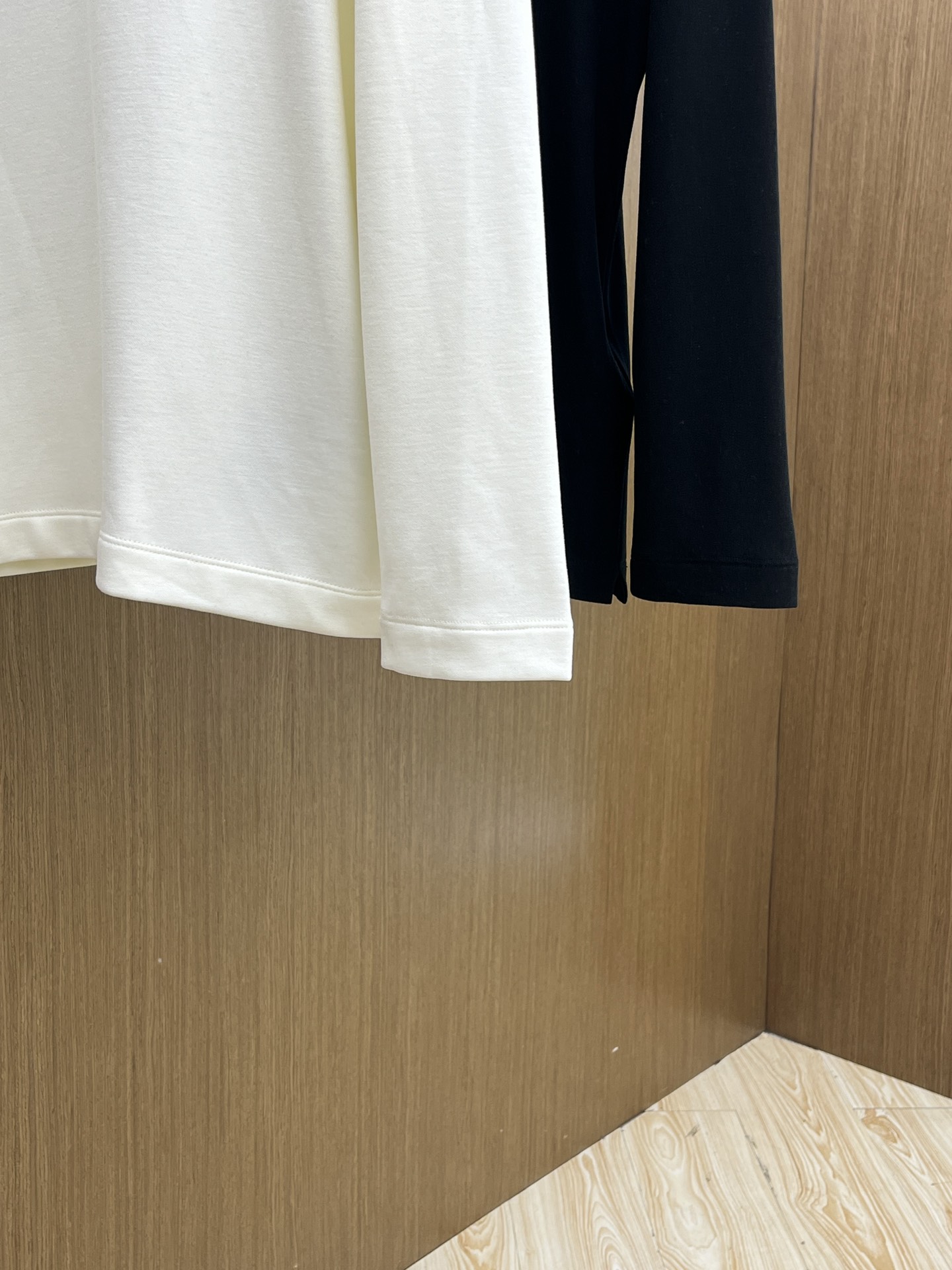 秋冬 PD 🔥秋冬PRADA打底衫 面料选用暖姜天丝德绒 面料细腻柔软上身舒适 简约时尚 适配商务、休闲