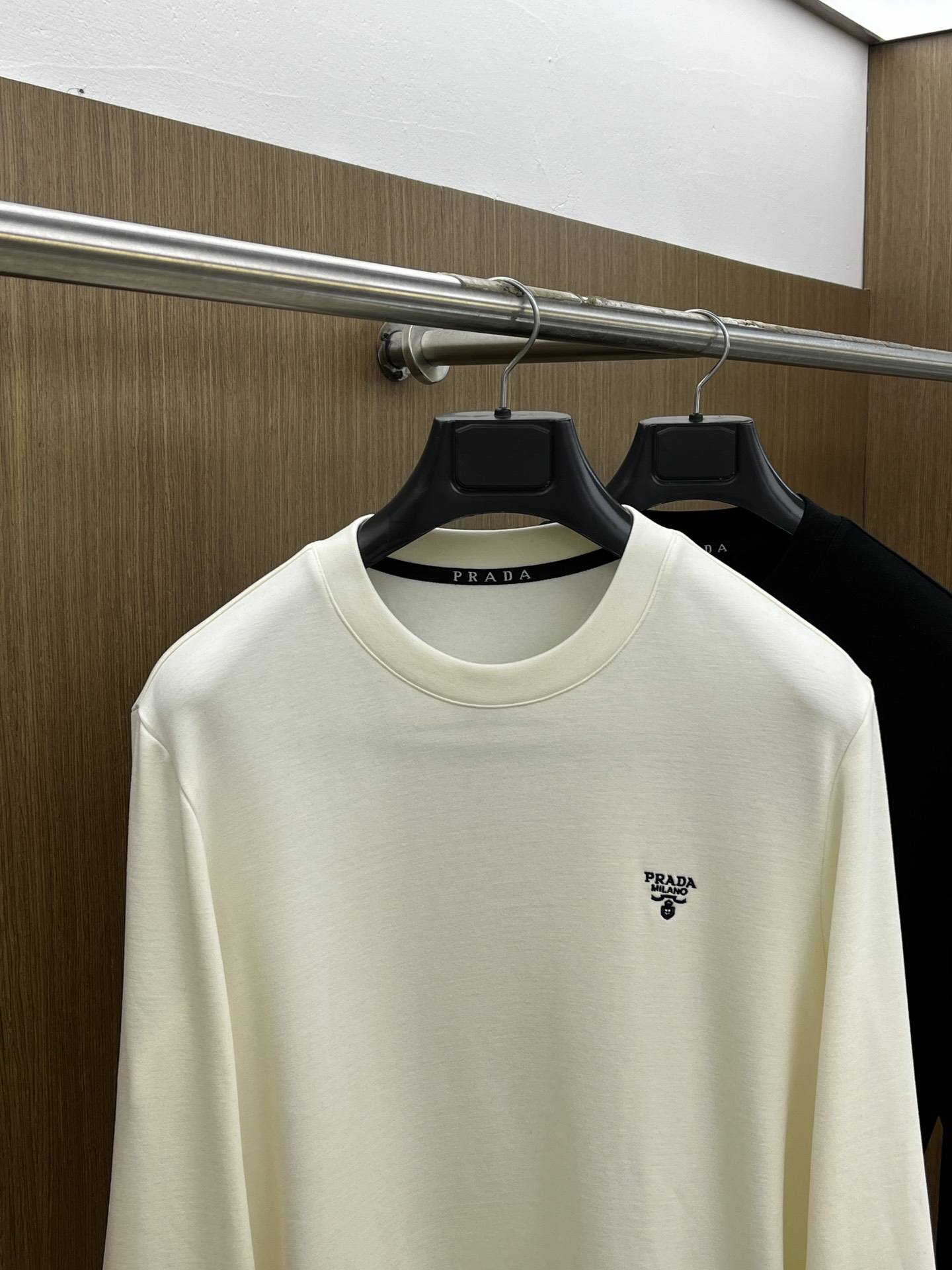 秋冬 PD 🔥秋冬PRADA打底衫 面料选用暖姜天丝德绒 面料细腻柔软上身舒适 简约时尚 适配商务、休闲