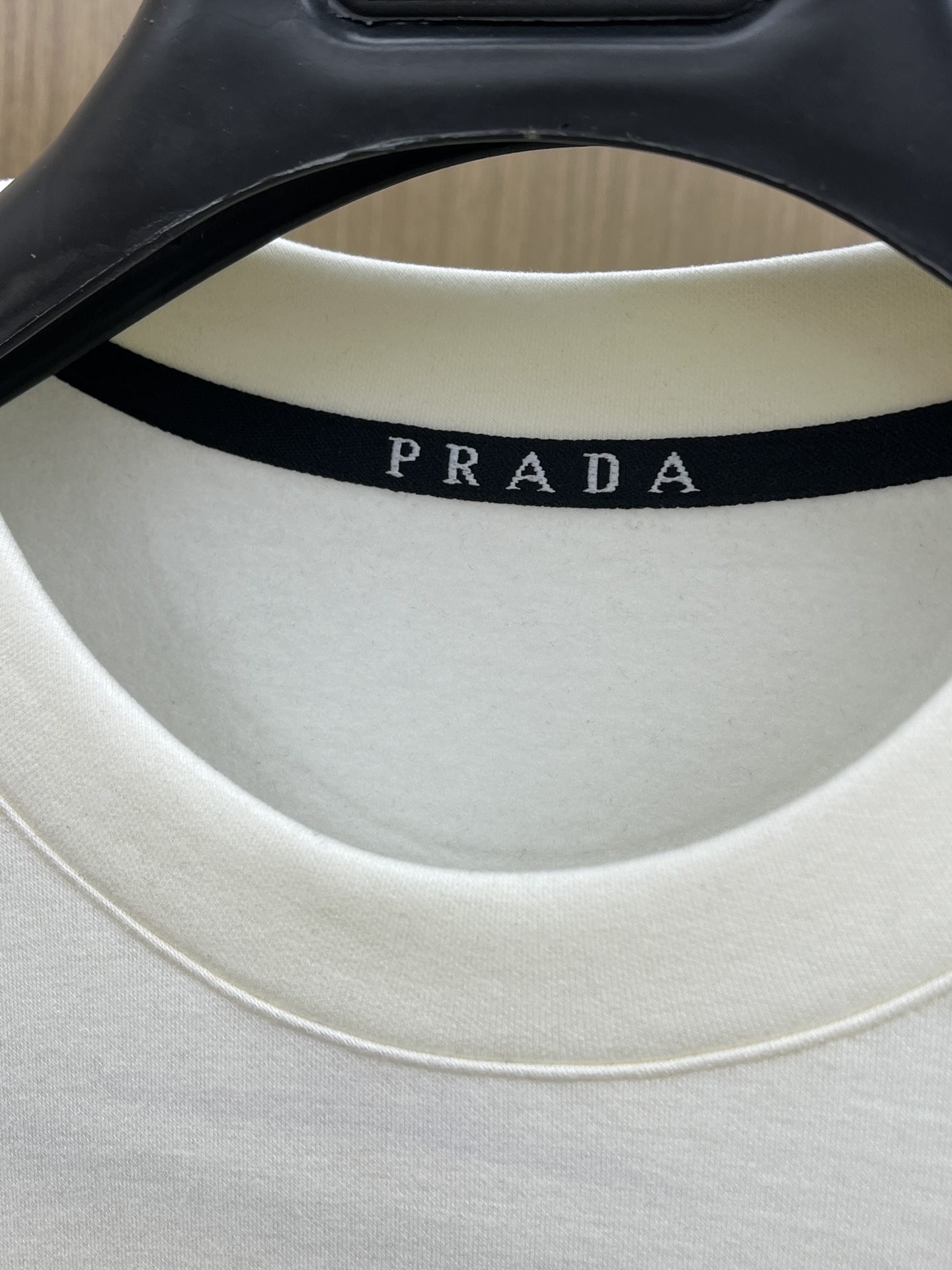 秋冬 PD 🔥秋冬PRADA打底衫 面料选用暖姜天丝德绒 面料细腻柔软上身舒适 简约时尚 适配商务、休闲