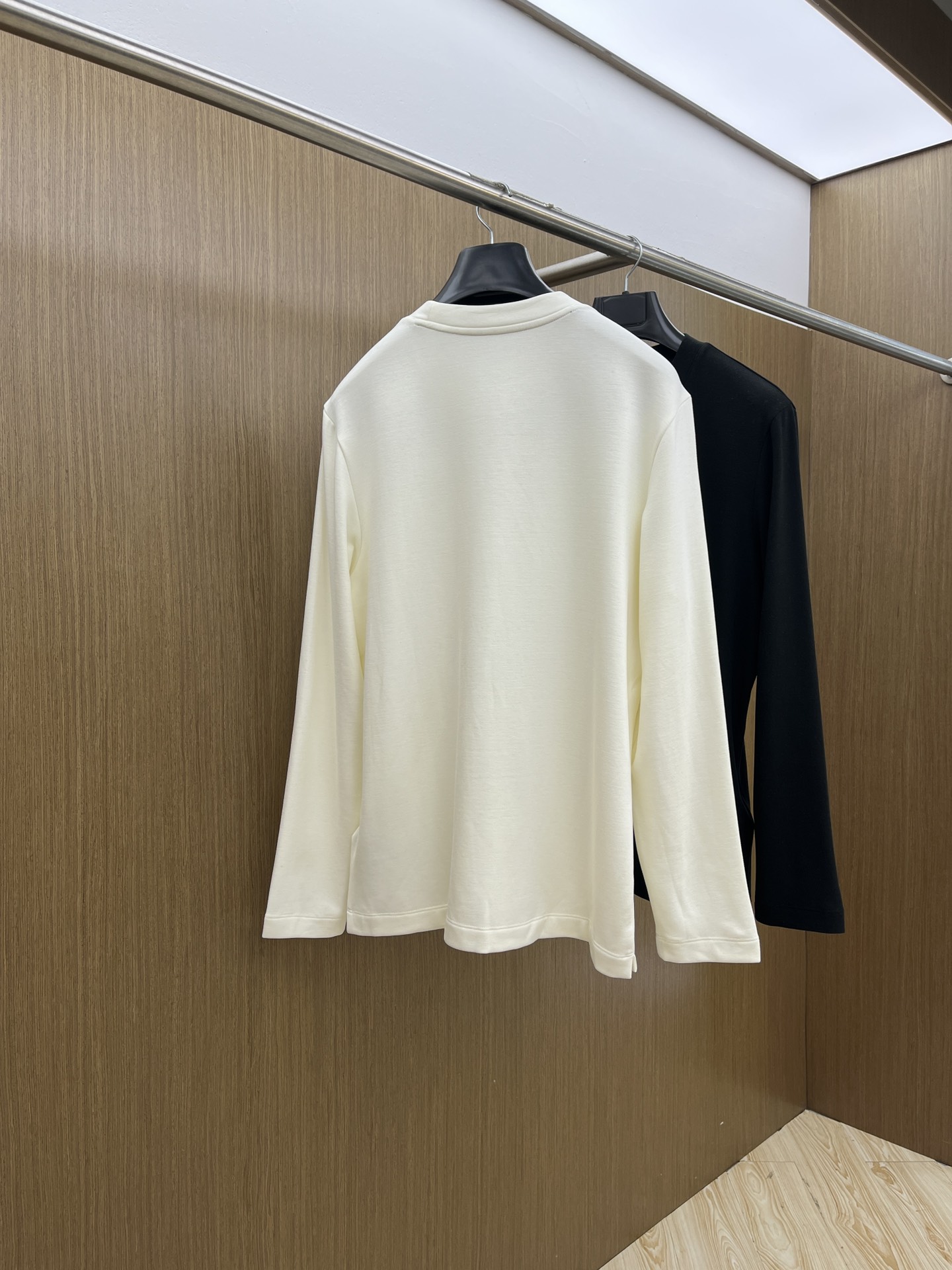 秋冬 PD 🔥秋冬PRADA打底衫 面料选用暖姜天丝德绒 面料细腻柔软上身舒适 简约时尚 适配商务、休闲