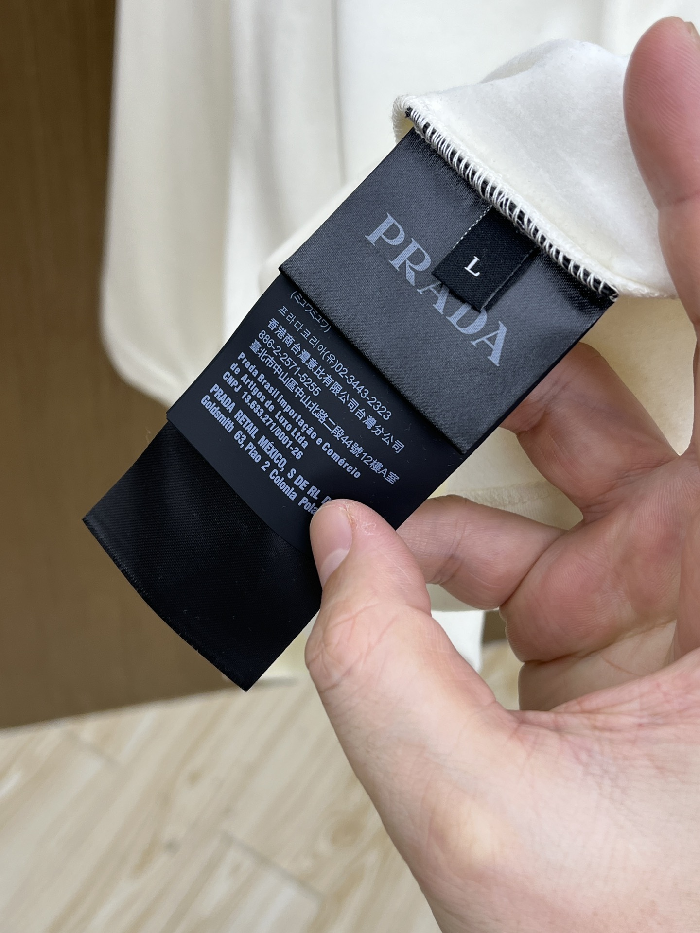 秋冬 PD 🔥秋冬PRADA打底衫 面料选用暖姜天丝德绒 面料细腻柔软上身舒适 简约时尚 适配商务、休闲