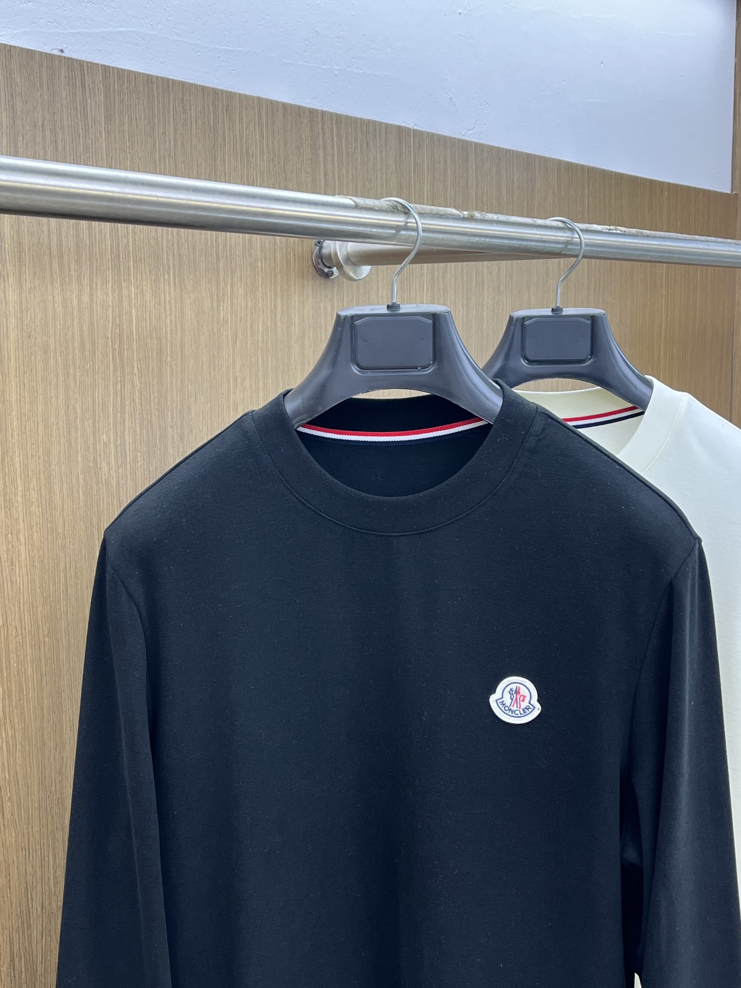 秋冬 Mon 🔥秋冬蒙口打底衫 面料选用暖姜天丝德绒 面料细腻柔软上身舒适 简约时尚 适配商务、休闲等多