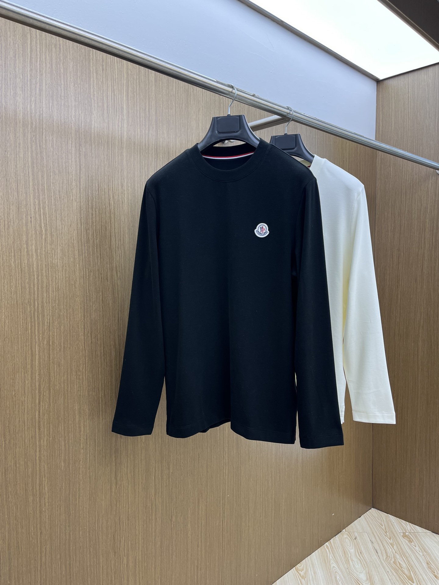 秋冬 Mon 🔥秋冬蒙口打底衫 面料选用暖姜天丝德绒 面料细腻柔软上身舒适 简约时尚 适配商务、休闲等多