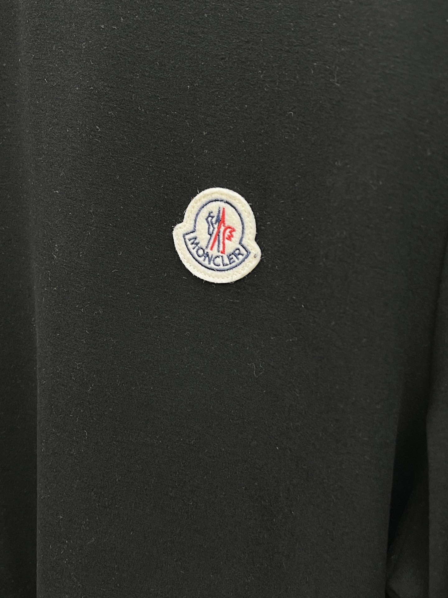 秋冬 Mon 🔥秋冬蒙口打底衫 面料选用暖姜天丝德绒 面料细腻柔软上身舒适 简约时尚 适配商务、休闲等多