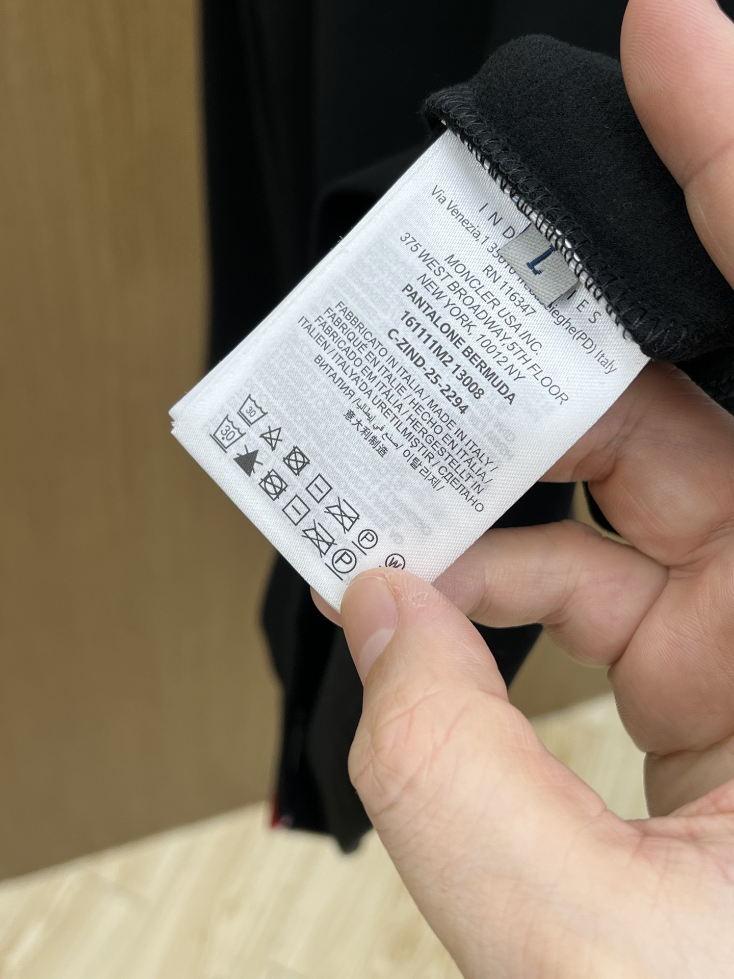 秋冬 Mon 🔥秋冬蒙口打底衫 面料选用暖姜天丝德绒 面料细腻柔软上身舒适 简约时尚 适配商务、休闲等多