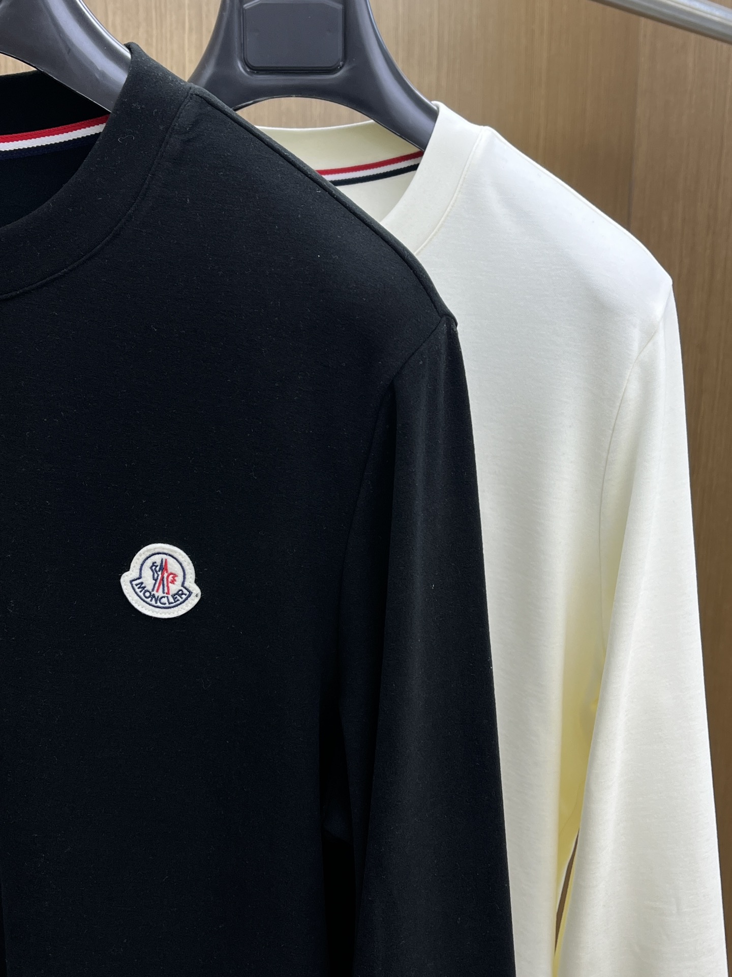 秋冬 Mon 🔥秋冬蒙口打底衫 面料选用暖姜天丝德绒 面料细腻柔软上身舒适 简约时尚 适配商务、休闲等多