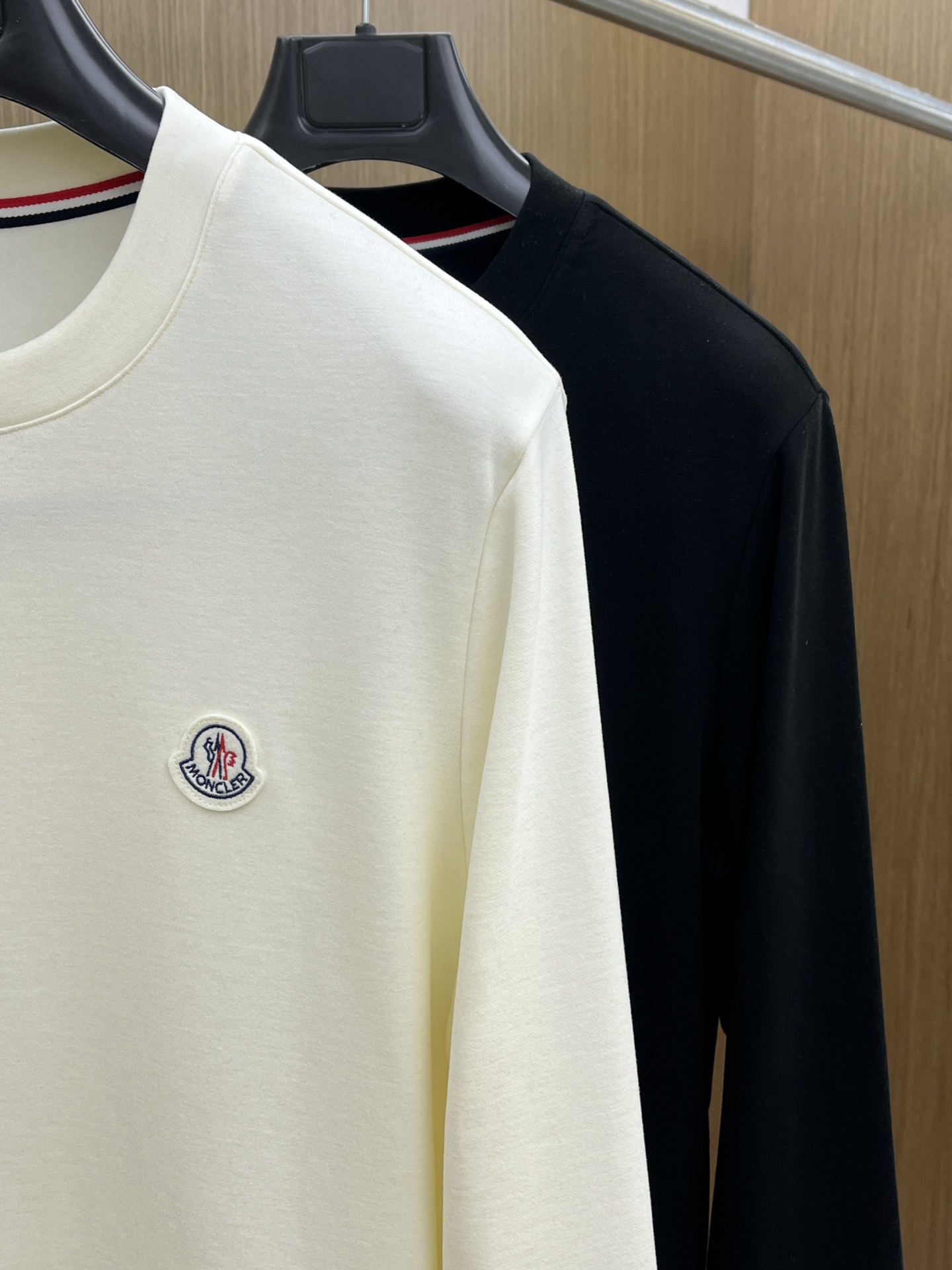 秋冬 Mon 🔥秋冬蒙口打底衫 面料选用暖姜天丝德绒 面料细腻柔软上身舒适 简约时尚 适配商务、休闲等多