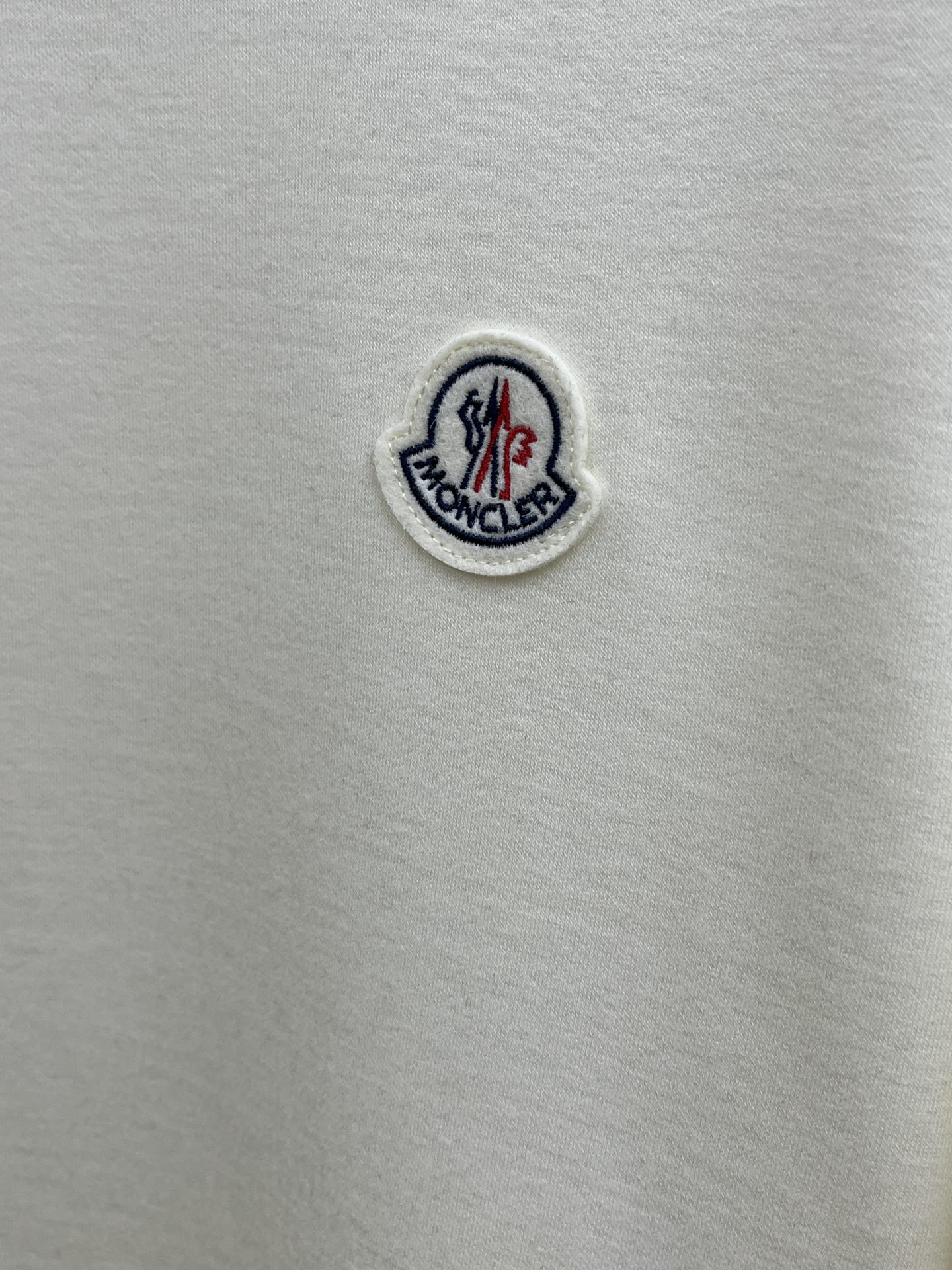 秋冬 Mon 🔥秋冬蒙口打底衫 面料选用暖姜天丝德绒 面料细腻柔软上身舒适 简约时尚 适配商务、休闲等多